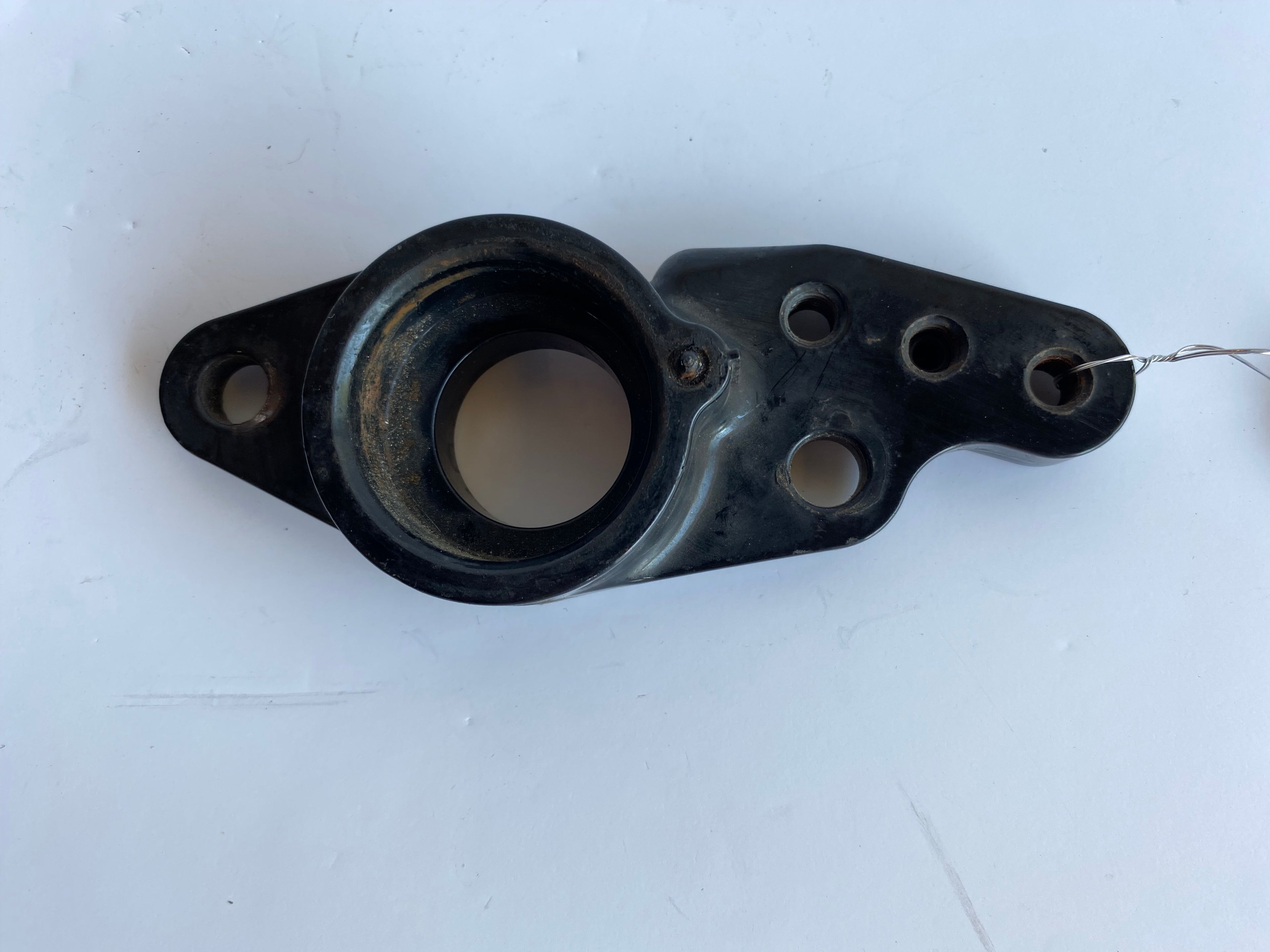 Support de silent bloc moteur arrière droit Harley Davidson REF OEM 50589-03