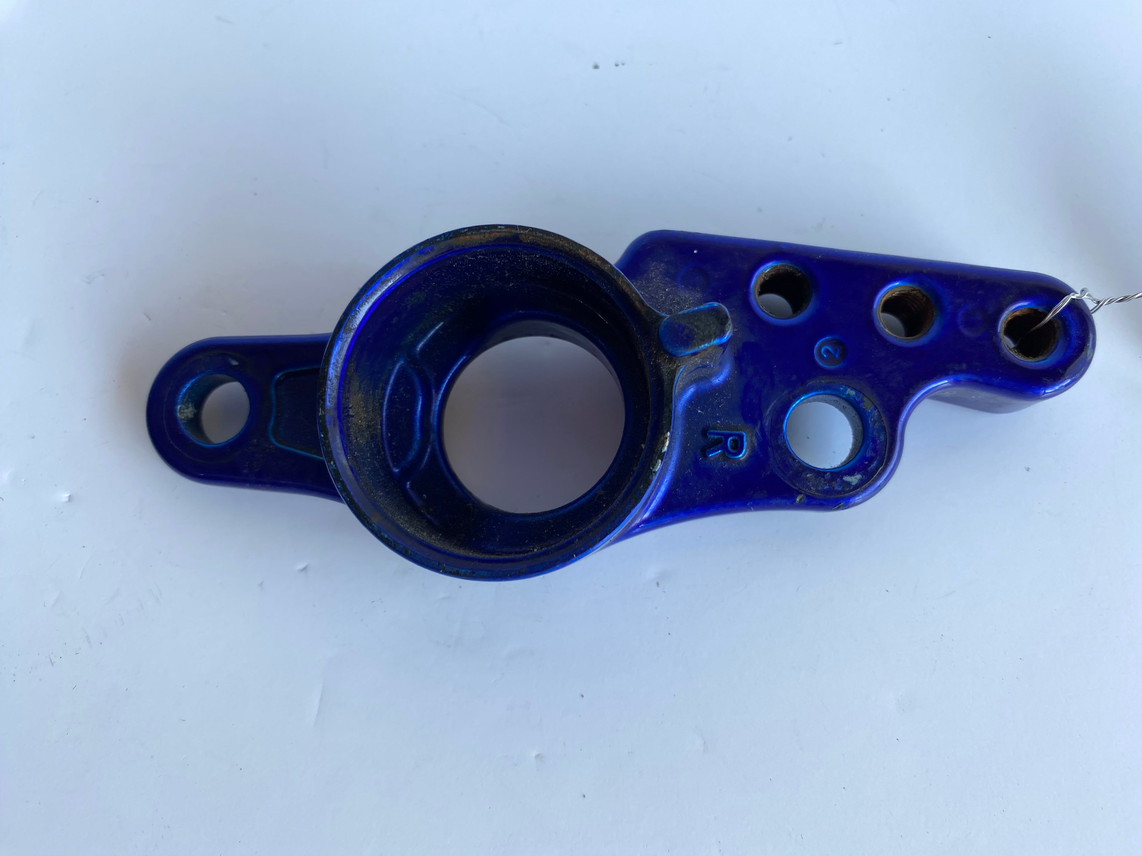 Support de silent bloc moteur arrière droit Harley Davidson REF OEM 50589-07BKO