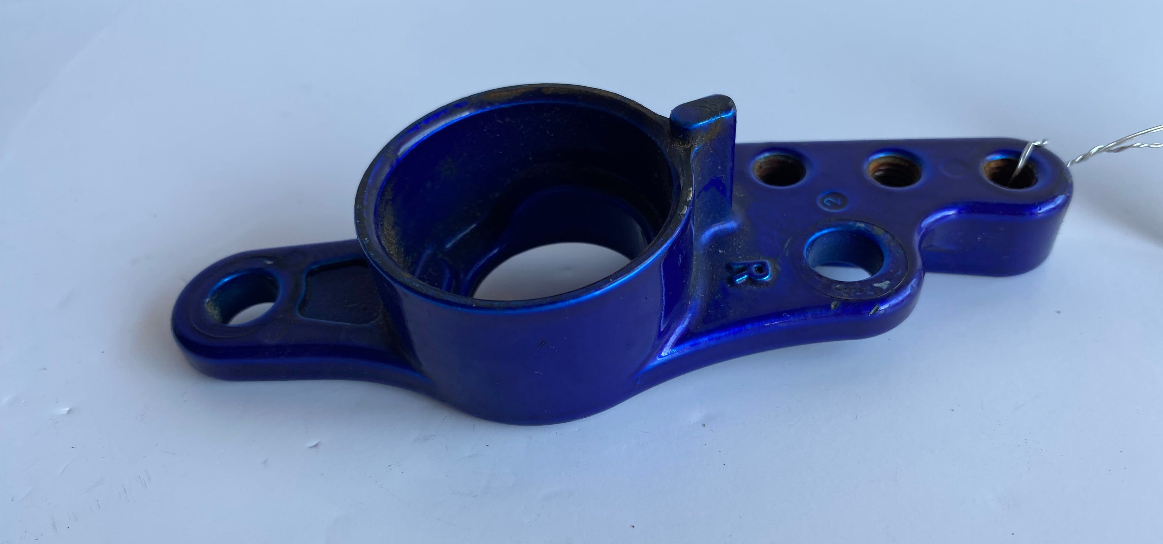Support de silent bloc moteur arrière droit Harley Davidson REF OEM 50589-07BKO