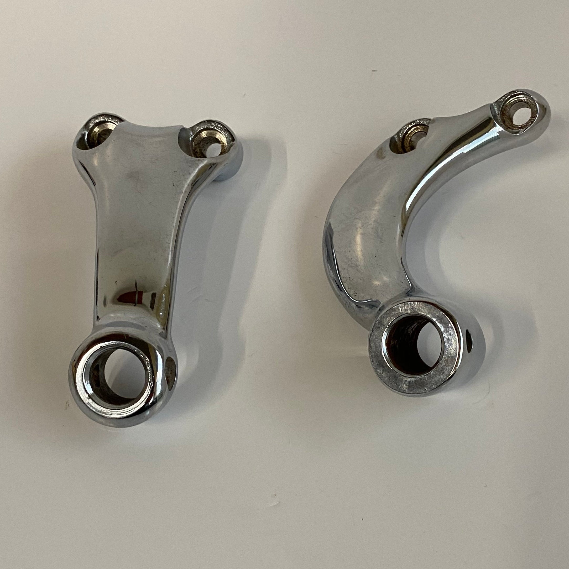 Supports de cale pied pilote commandes avancées Sportster Harley Davidson REF 42705-04