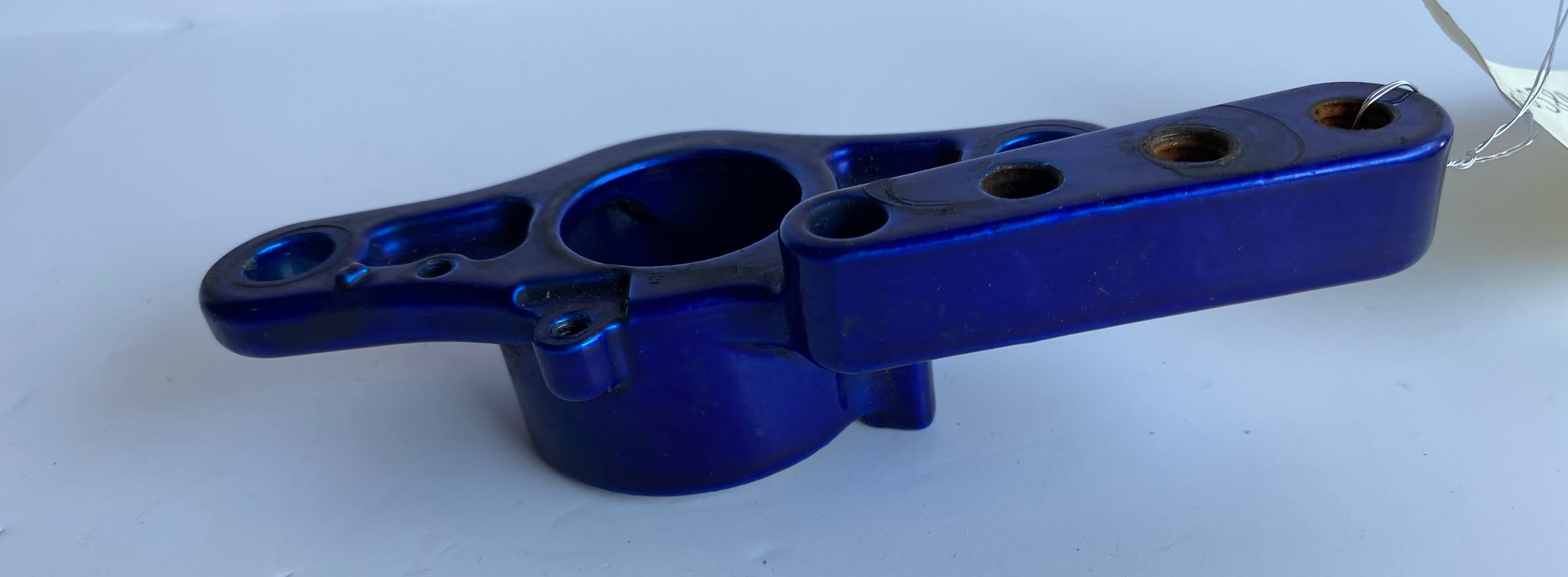 Support de silent bloc moteur arrière droit Harley Davidson REF OEM 50589-07BKO