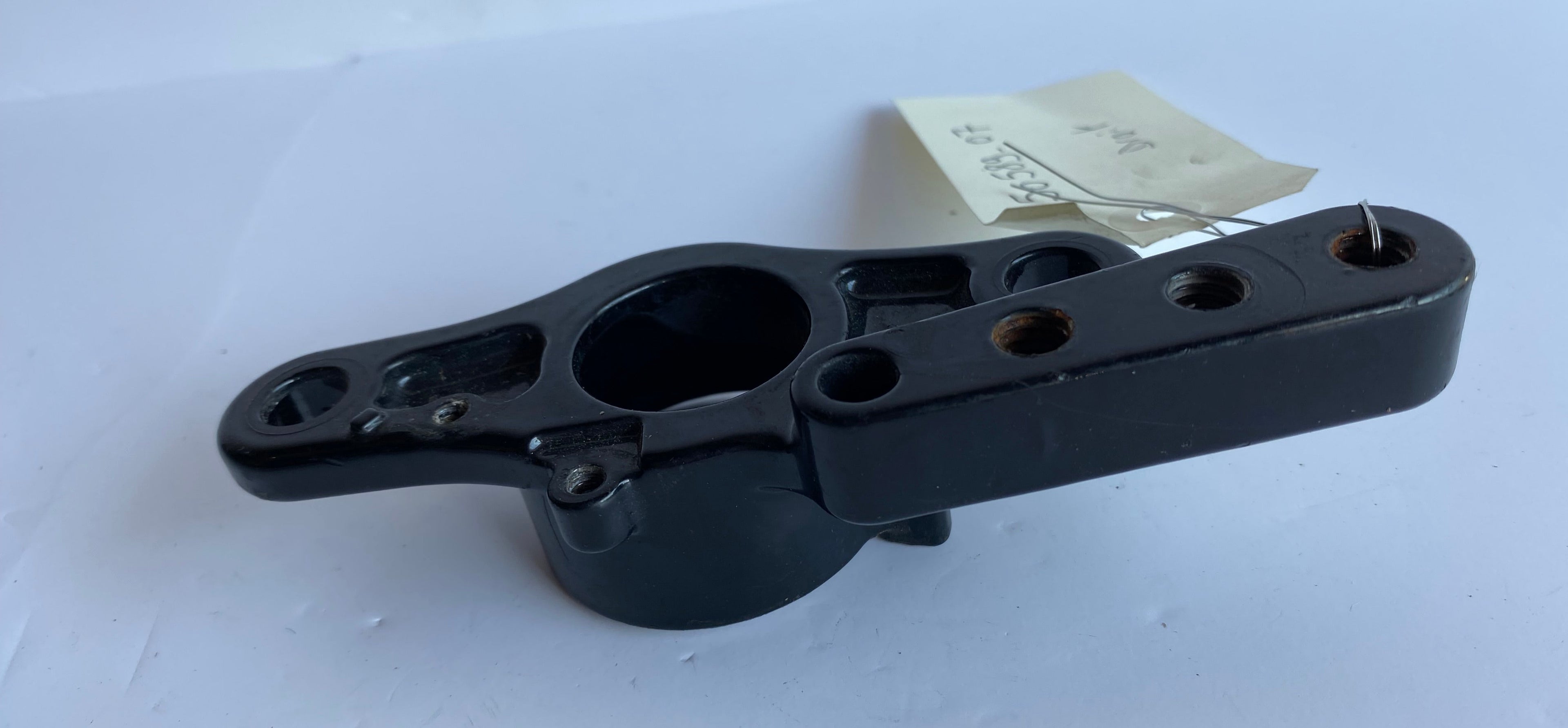 Support de silent bloc moteur arrière droit Harley Davidson REF OEM 50589-07