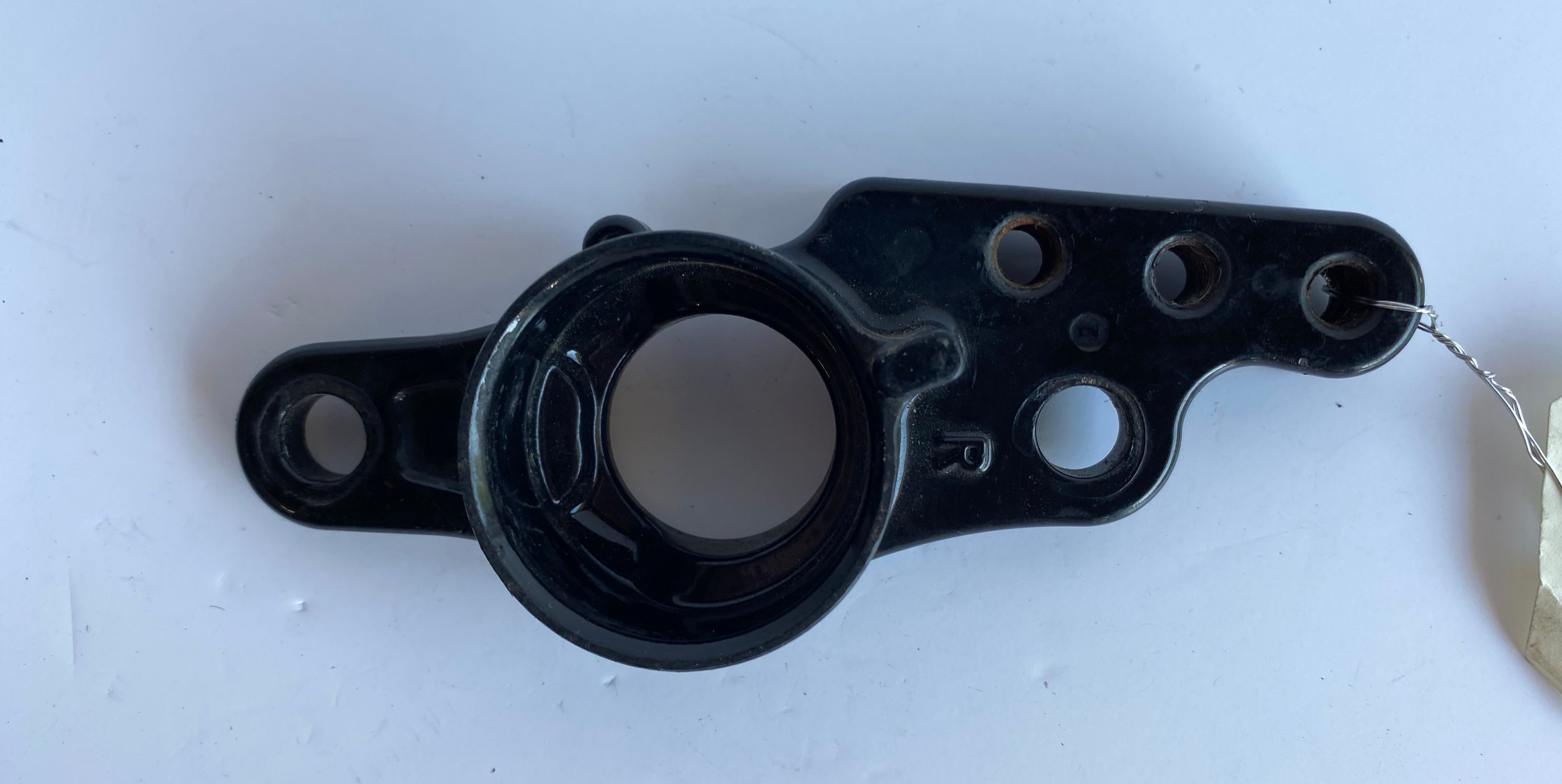 Support de silent bloc moteur arrière droit Harley Davidson REF OEM 50589-07