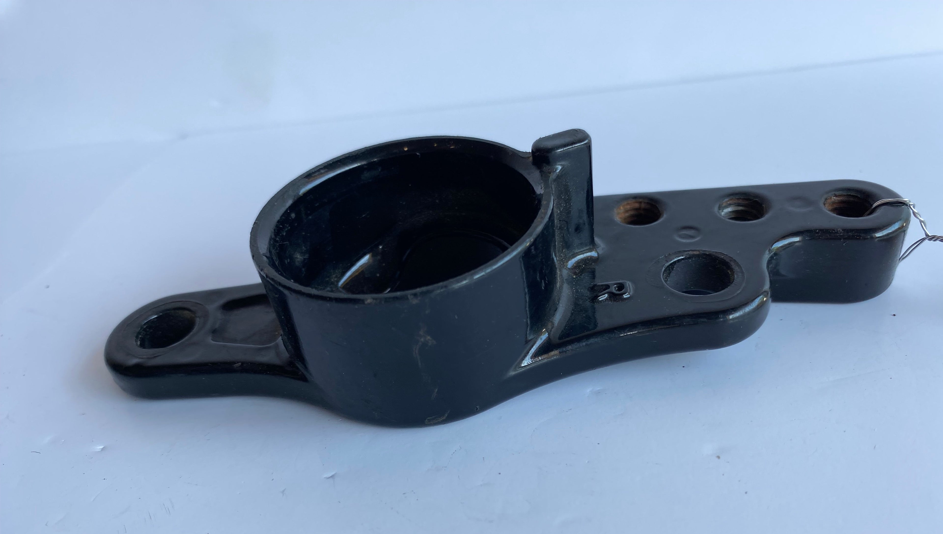 Support de silent bloc moteur arrière droit Harley Davidson REF OEM 50589-07