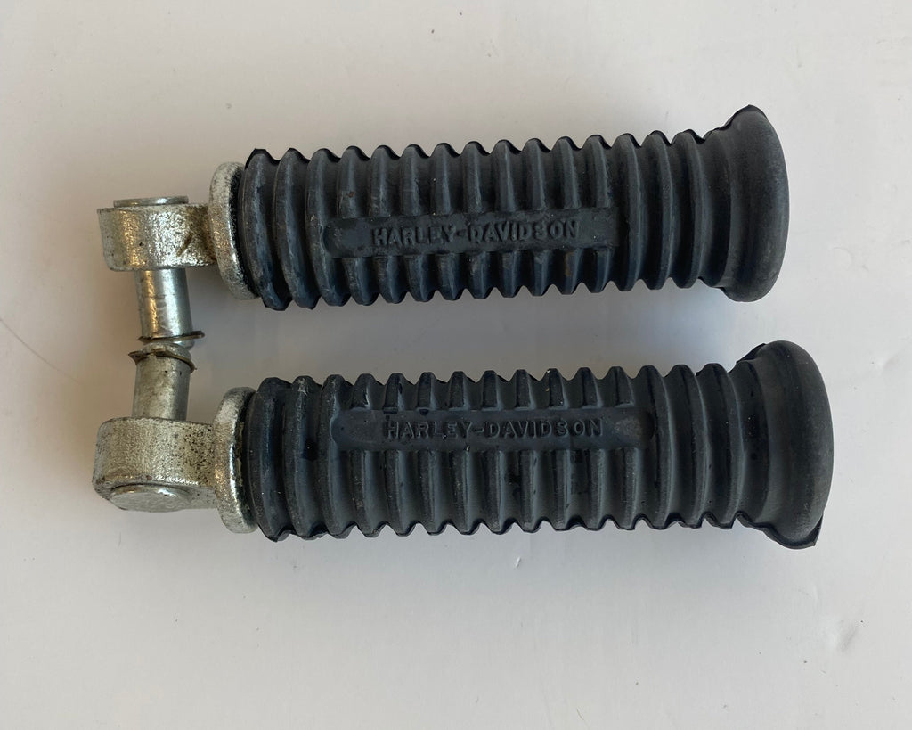 Harley Davidson Passenger Footpeg Set REF OEM 33048-72