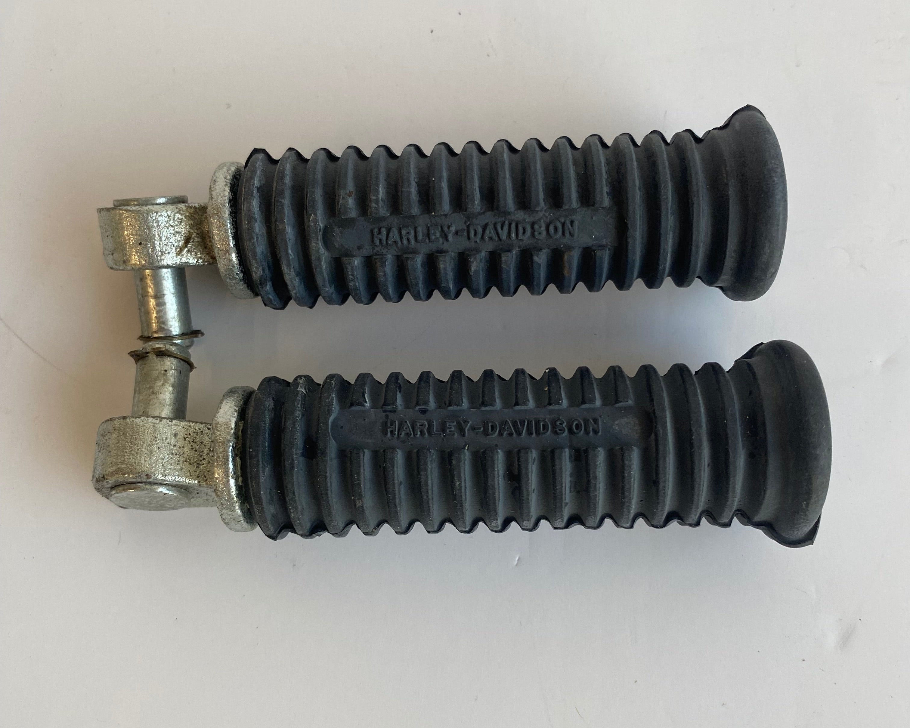 Harley Davidson Passenger Footpeg Set REF OEM 33048-72