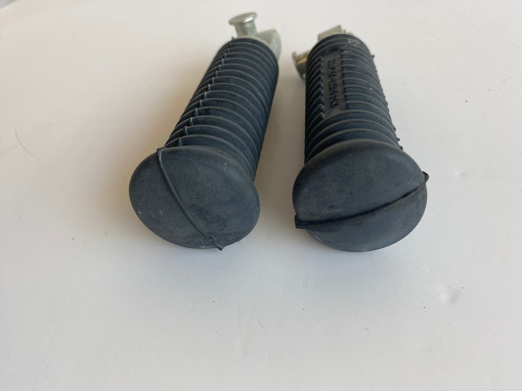 Harley Davidson Passenger Footpeg Set REF OEM 33048-72