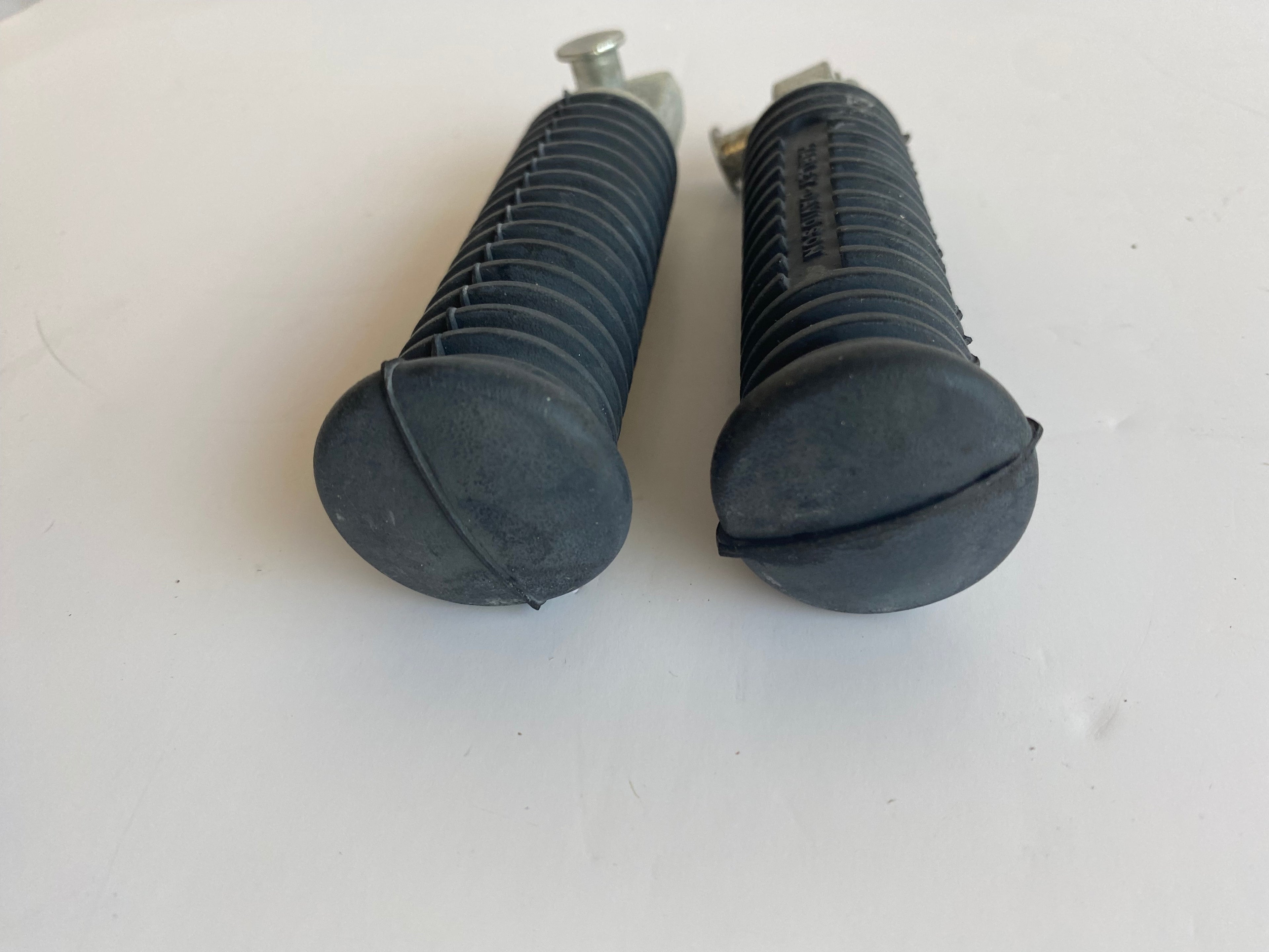 Harley Davidson Passenger Footpeg Set REF OEM 33048-72