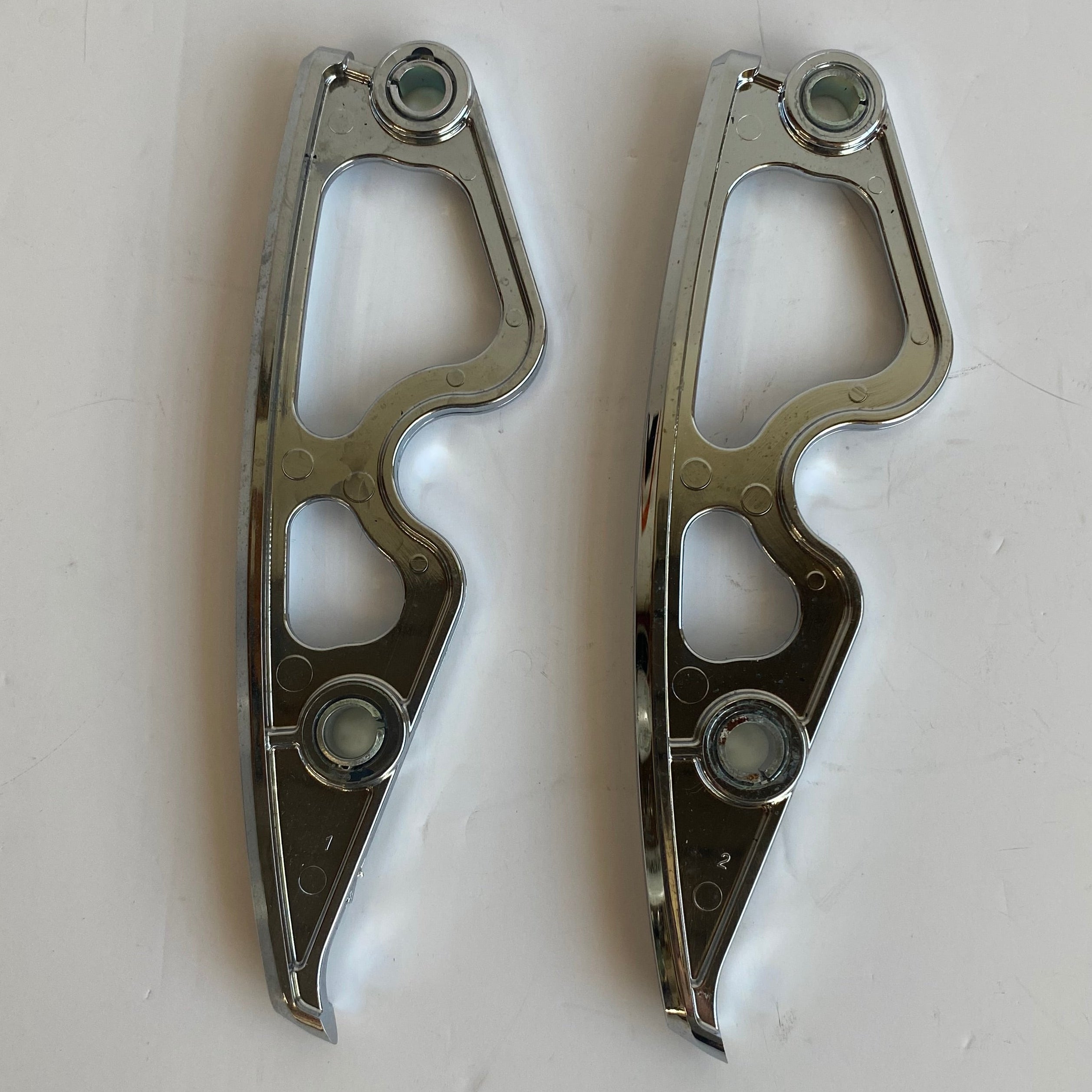 Jeu de 2 caches chromés sabres sissy bar Touring Harley Davidson REF OEM 90202108