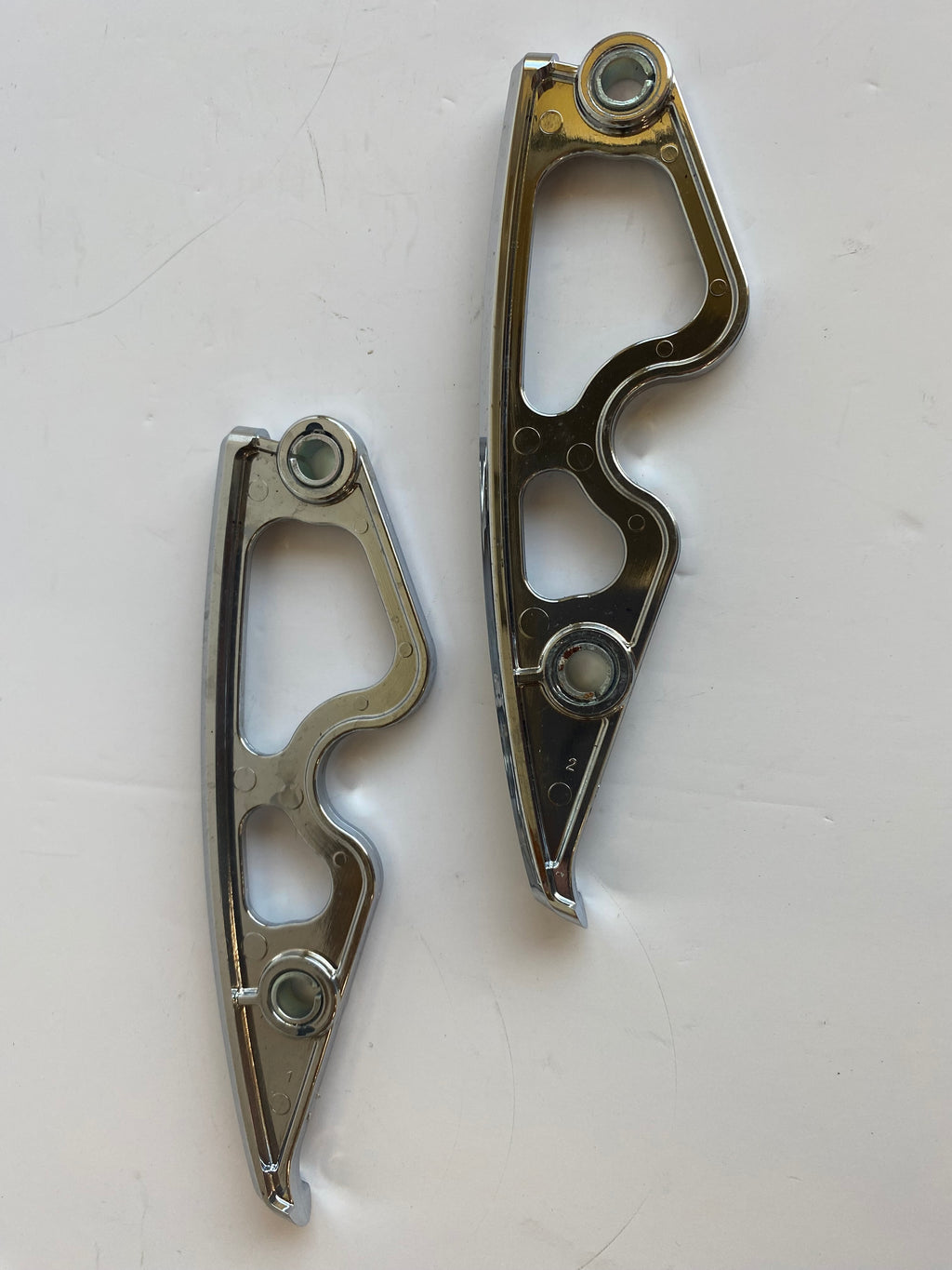 Jeu de 2 caches chromés sabres sissy bar Touring Harley Davidson REF OEM 90202108