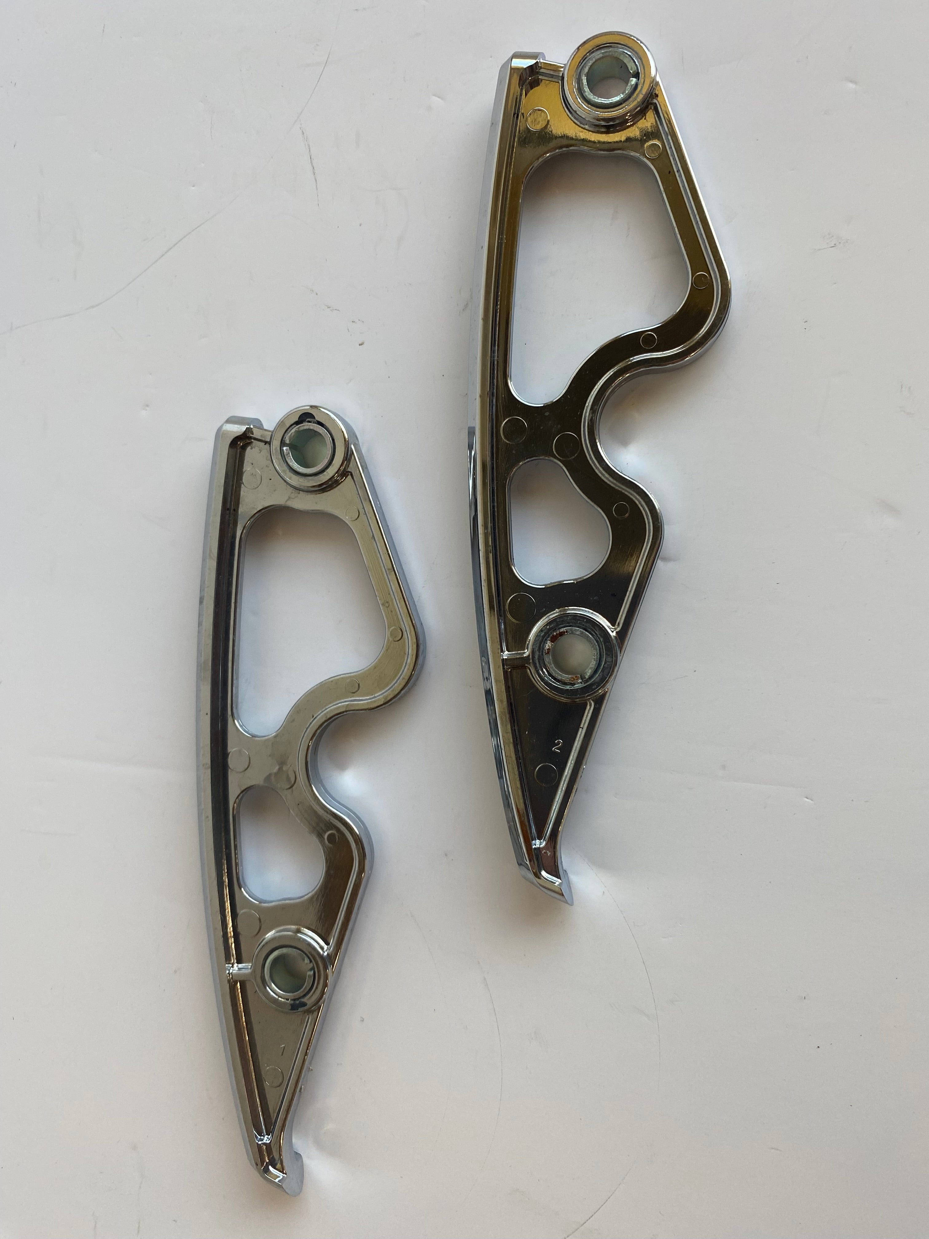 Jeu de 2 caches chromés sabres sissy bar Touring Harley Davidson REF OEM 90202108