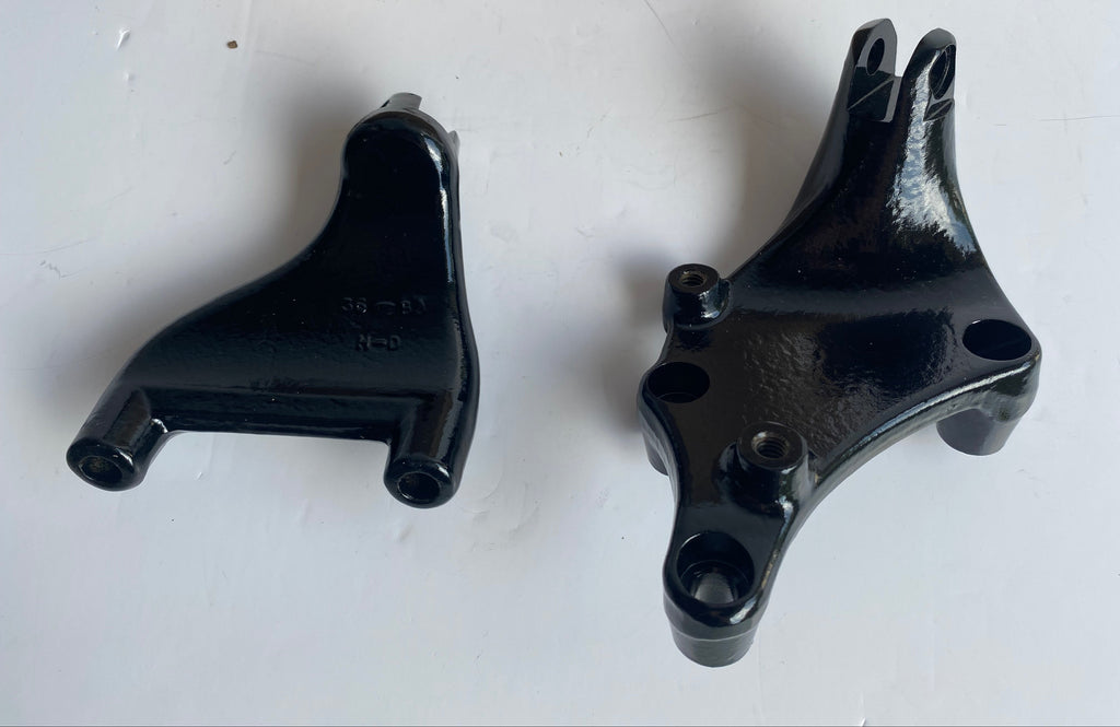 Jeu de supports de cales pieds noirs passager Sportster Harley Davidson REF OEM 50500270