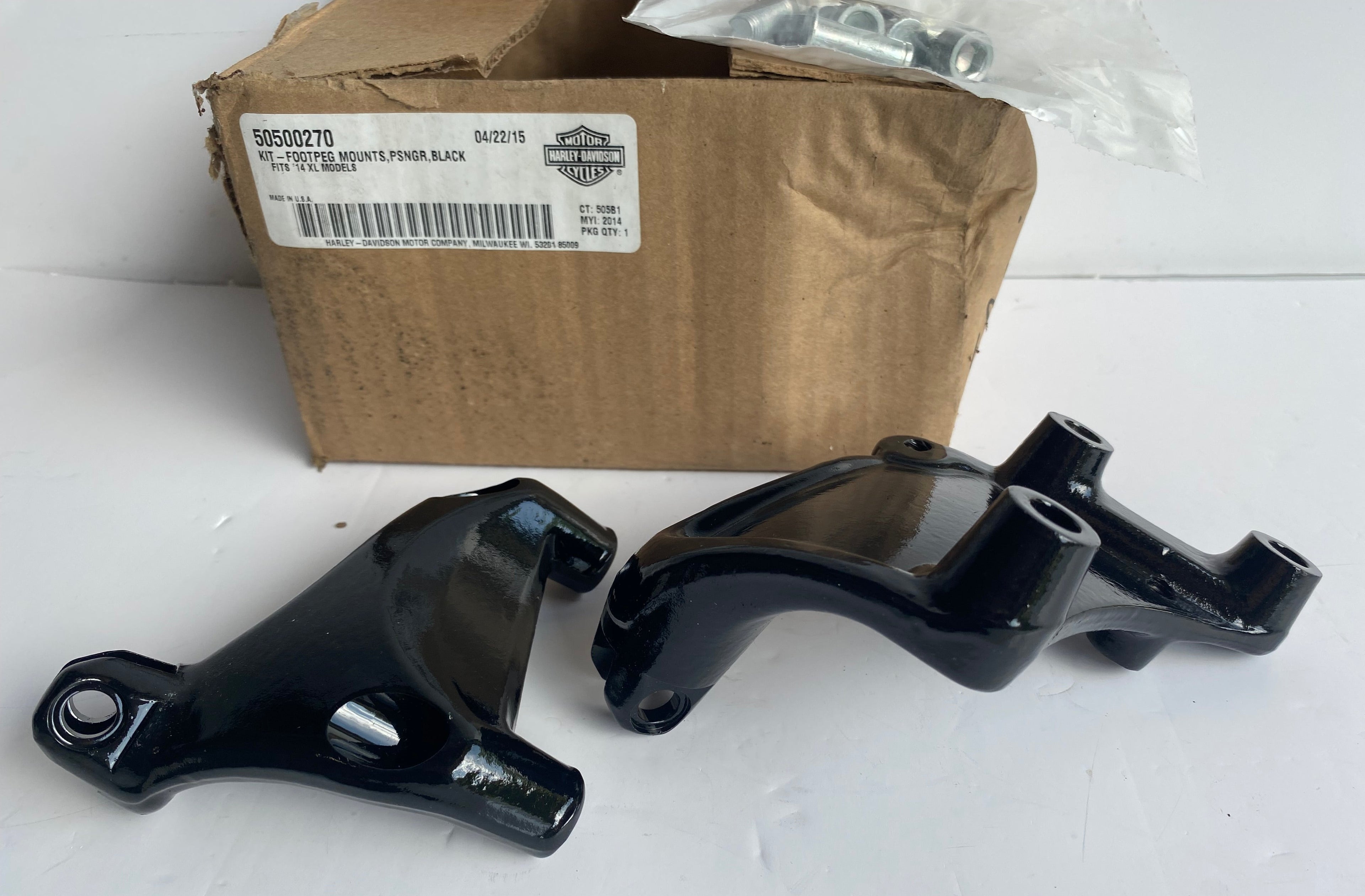 Jeu de supports de cales pieds noirs passager Sportster Harley Davidson REF OEM 50500270
