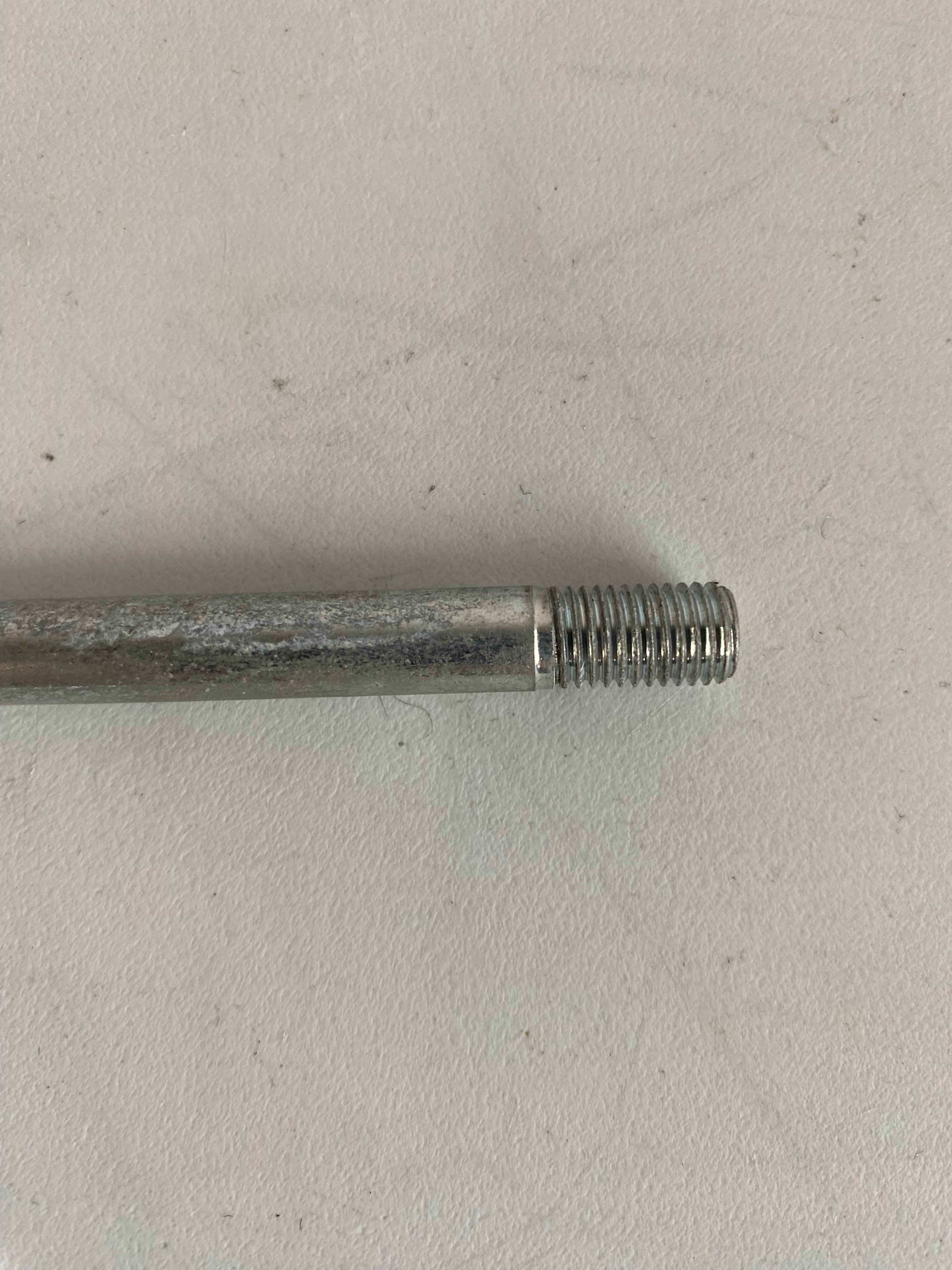 Goujon de clignotant arrière Harley Davidson REF OEM 68578-84A