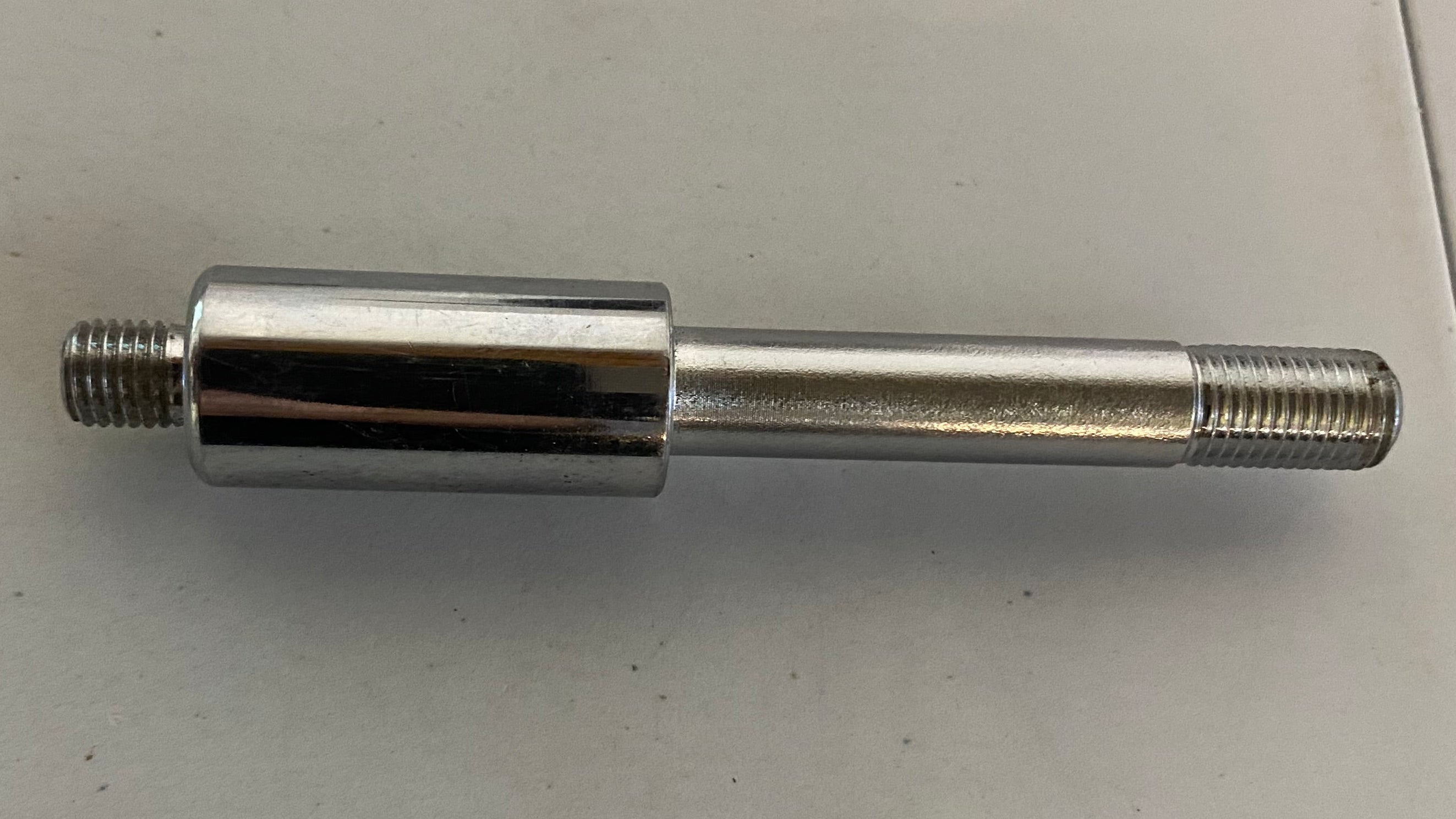 Goujon de clignotant arrière Harley Davidson REF OEM 68493-90