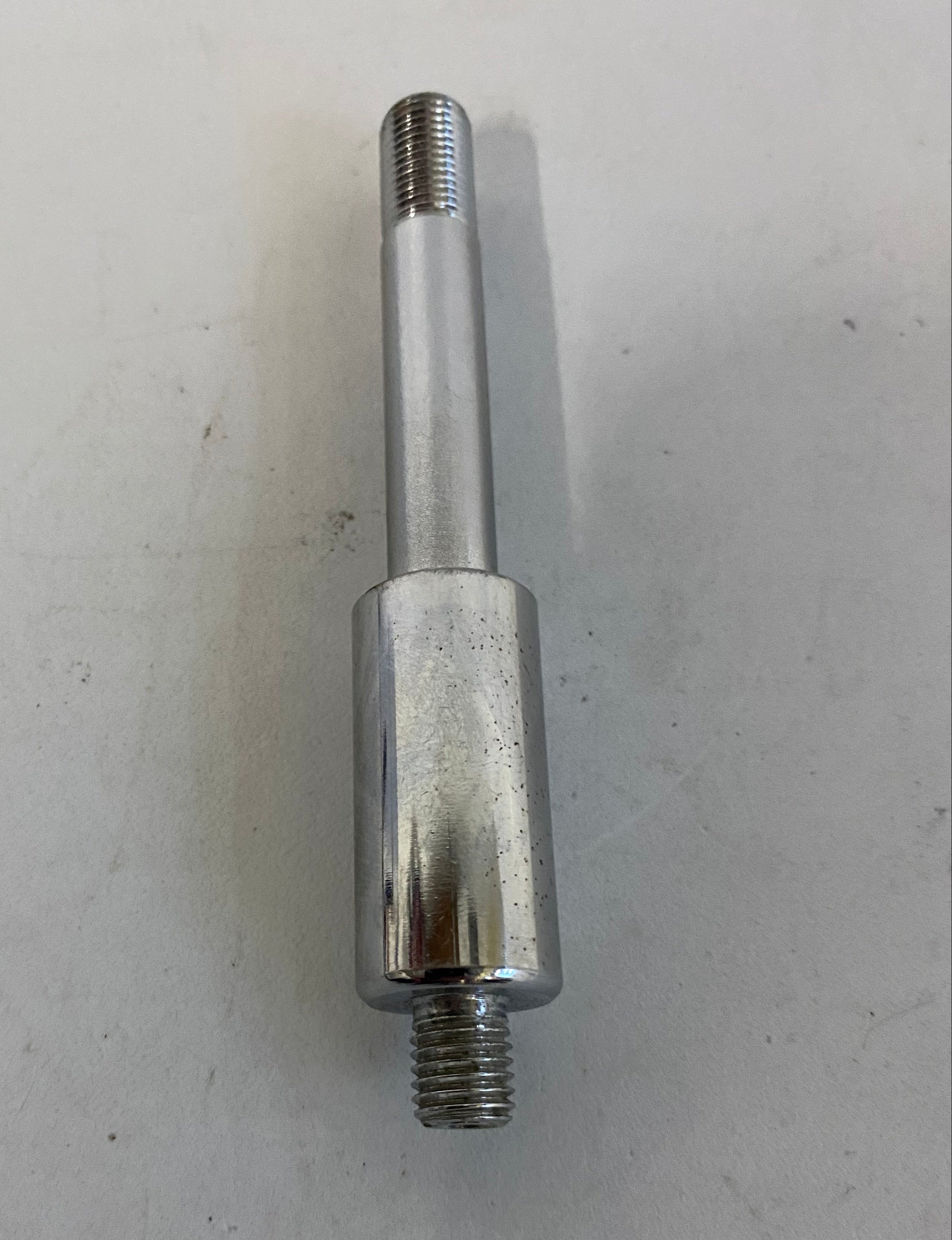 Goujon de clignotant arrière Harley Davidson REF OEM 68493-90