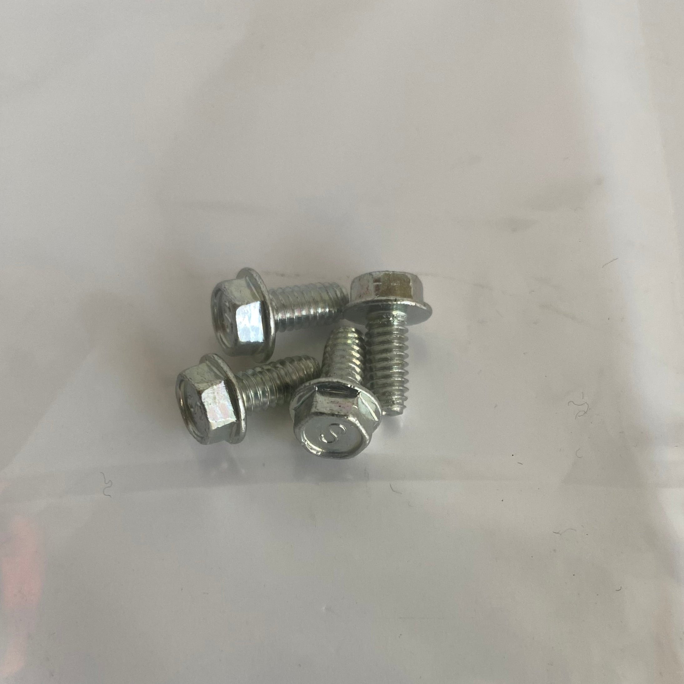 Jeu de 4 vis hex 8-32 X 3/8 Harley Davidson REF OEM 2501A