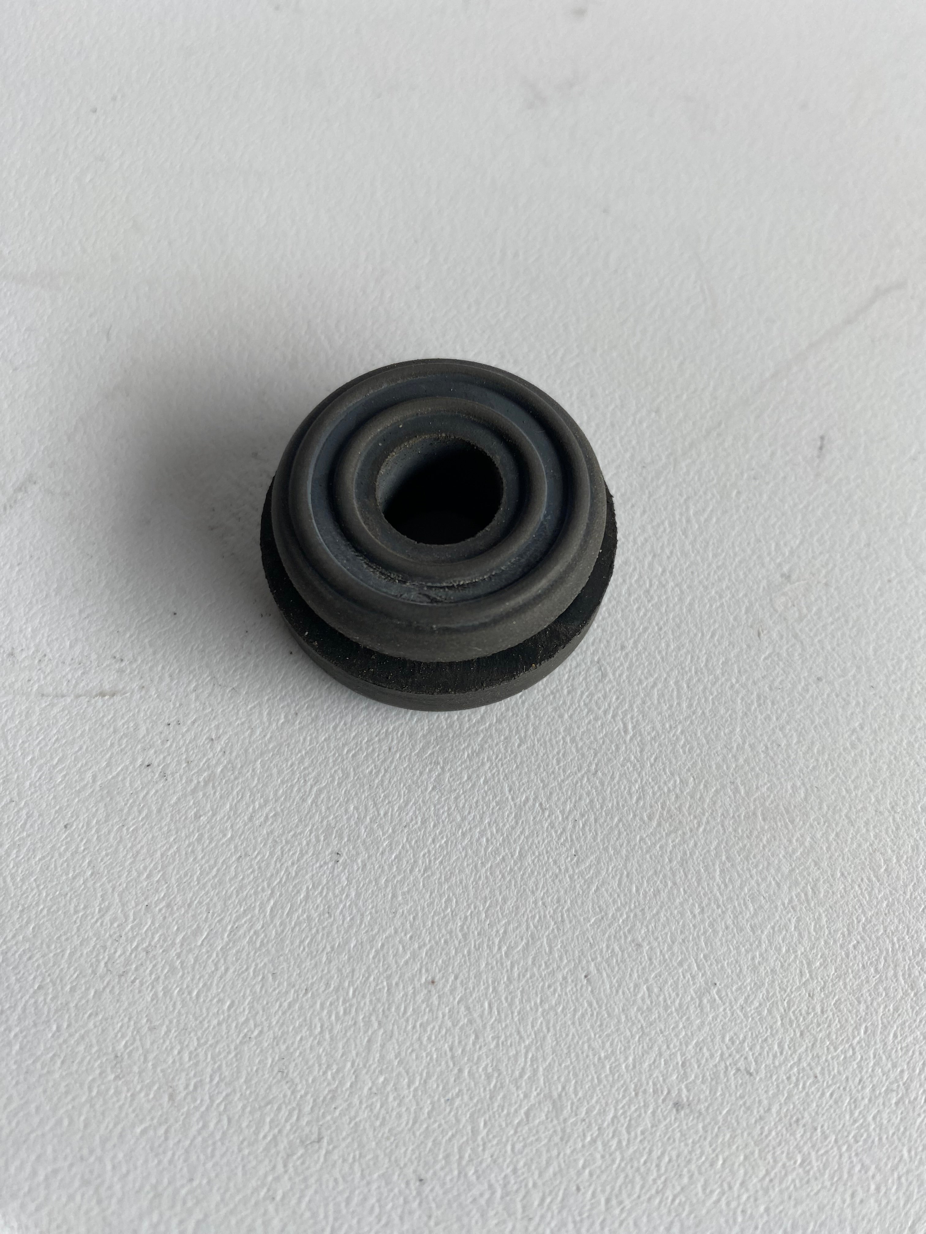 Caoutchouc de fixation de sacoche Touring Harley Davidson REF OEM 11464