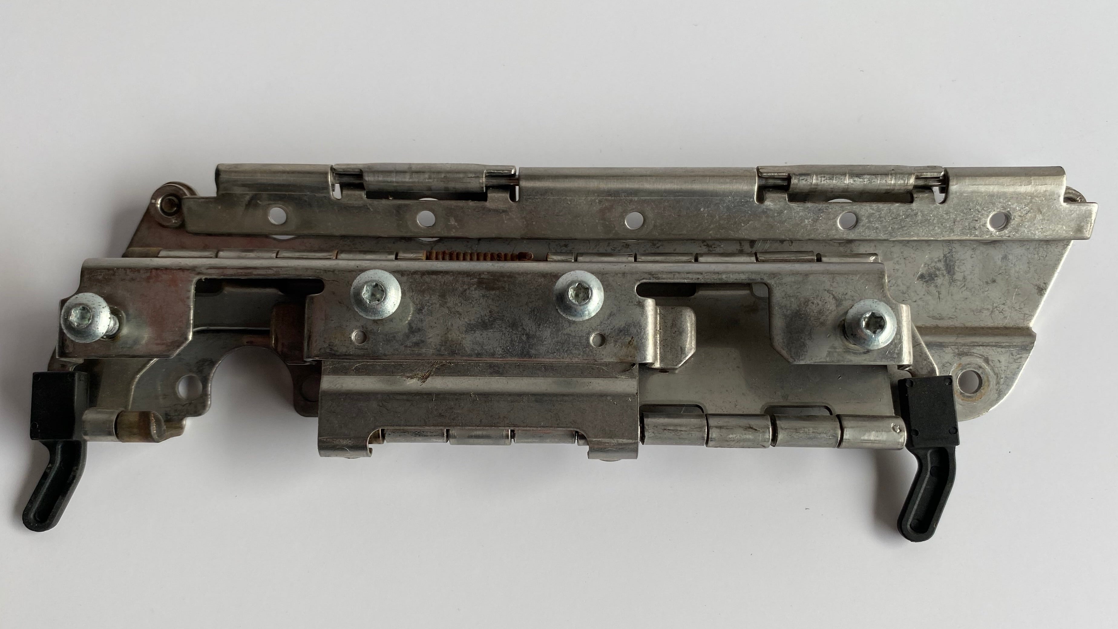 Charnière gauche de sacoche Touring Harley Davidson REF OEM 90664-93