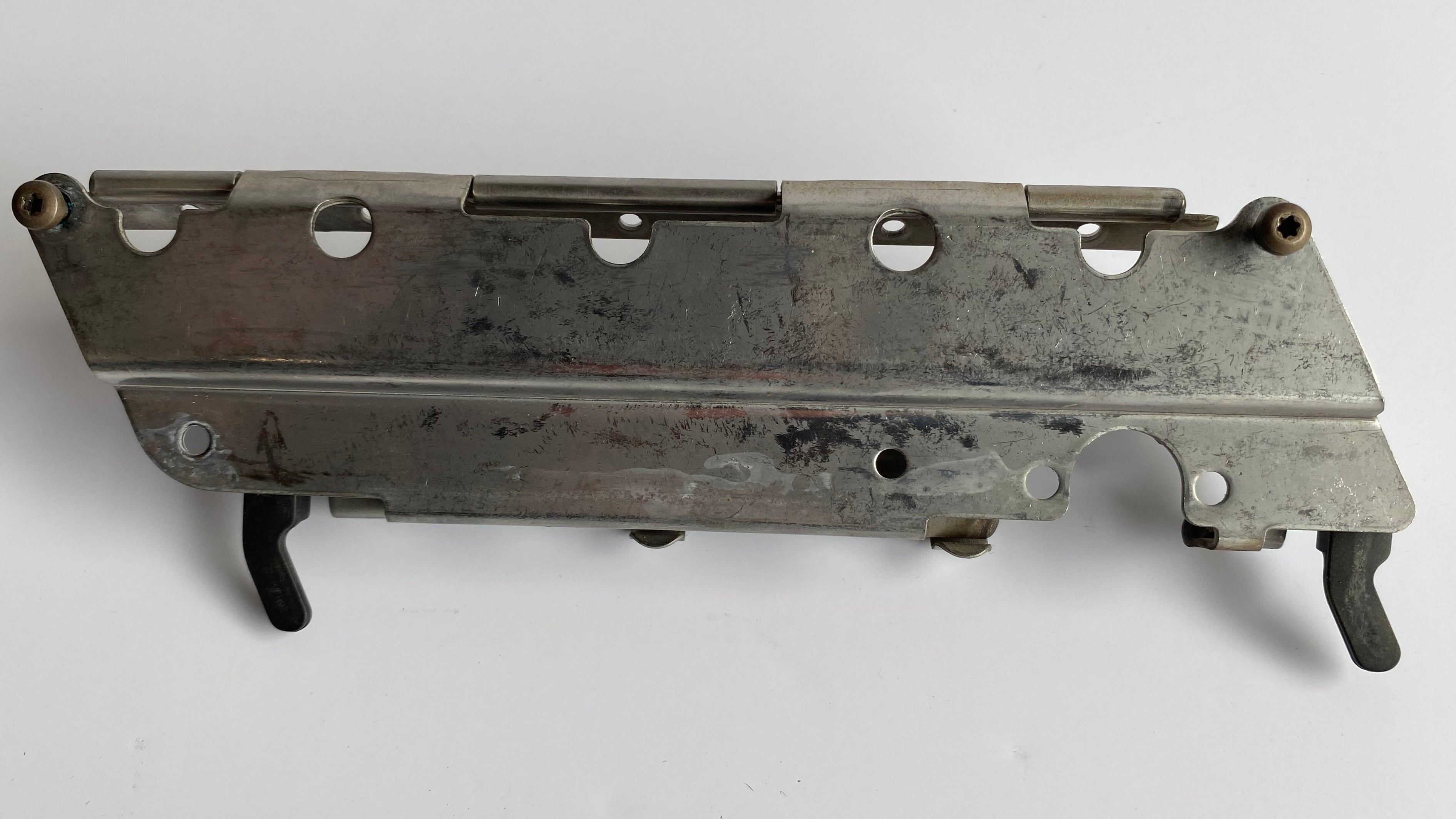 Charnière gauche de sacoche Touring Harley Davidson REF OEM 90664-93