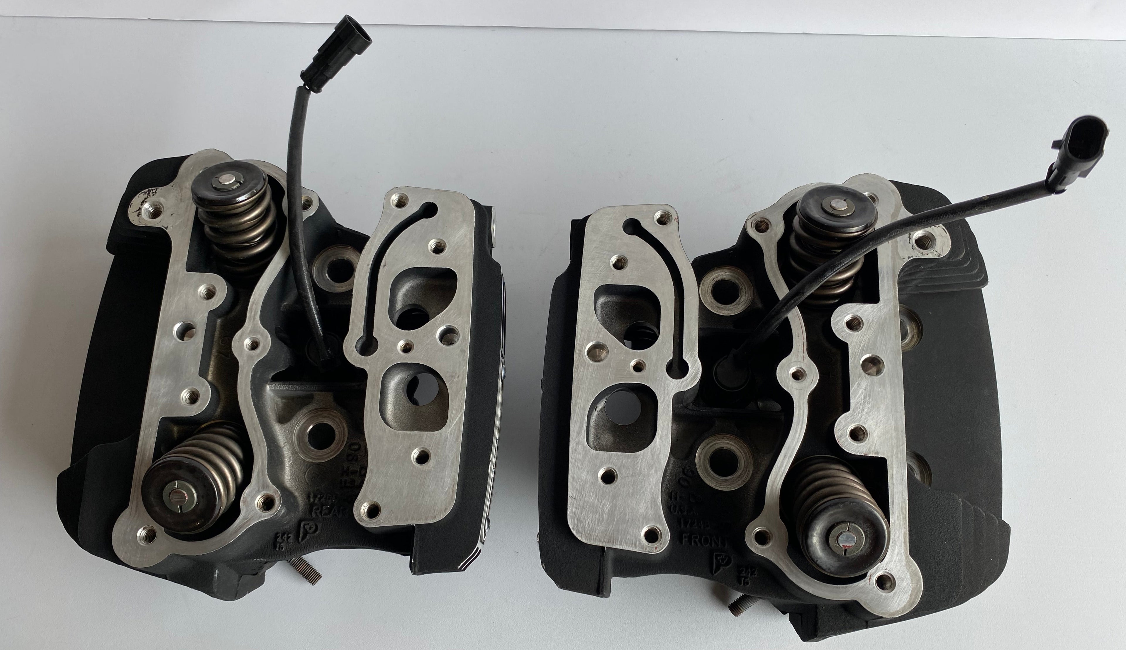 Jeu de culasses de moteur Twin cam 110 Harley Davidson REF OEM 17251-07B & 17252-07A