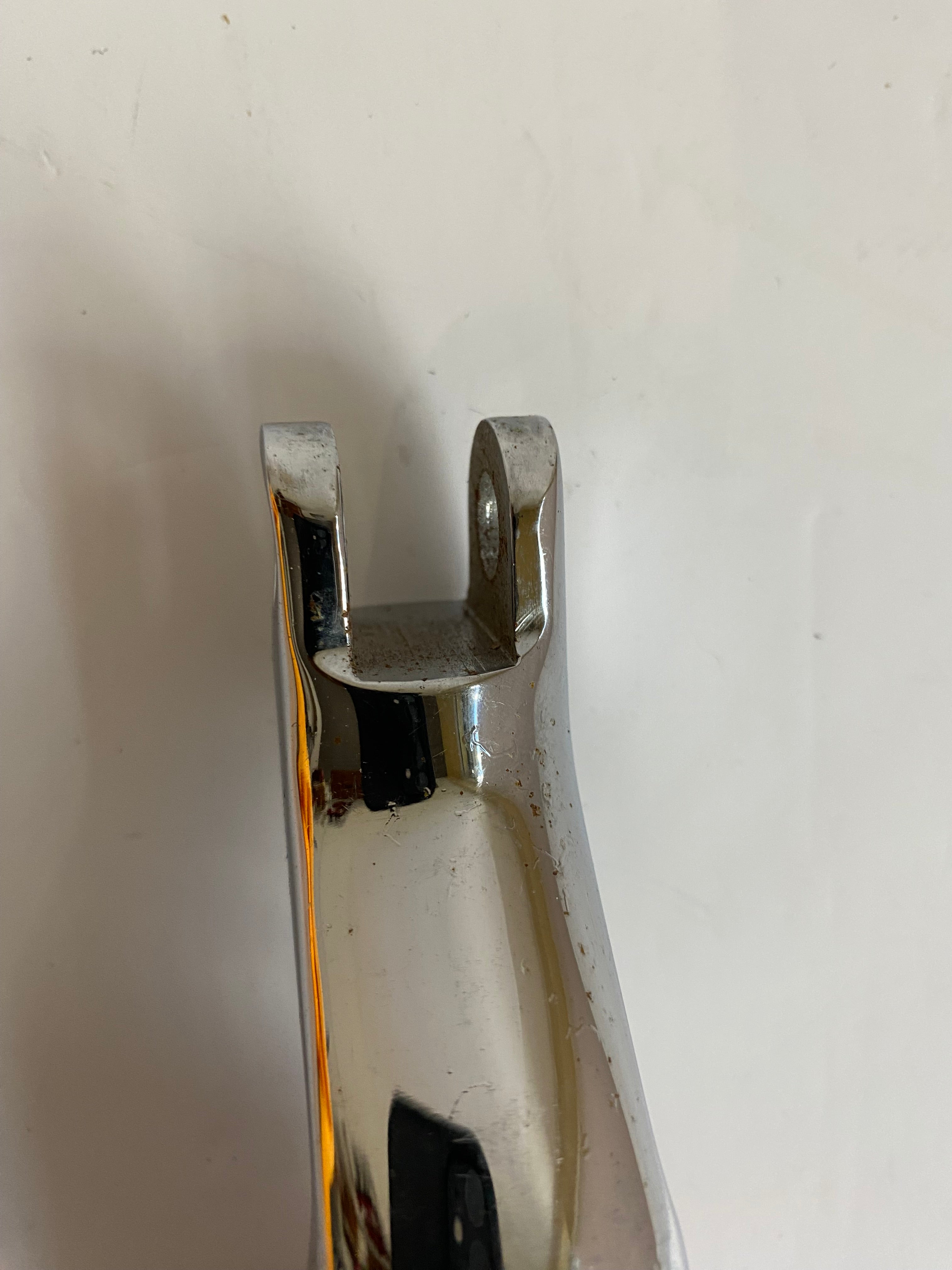 Support cale pied pilote gauche VRSC Harley Davidson REF OEM 50274-02A