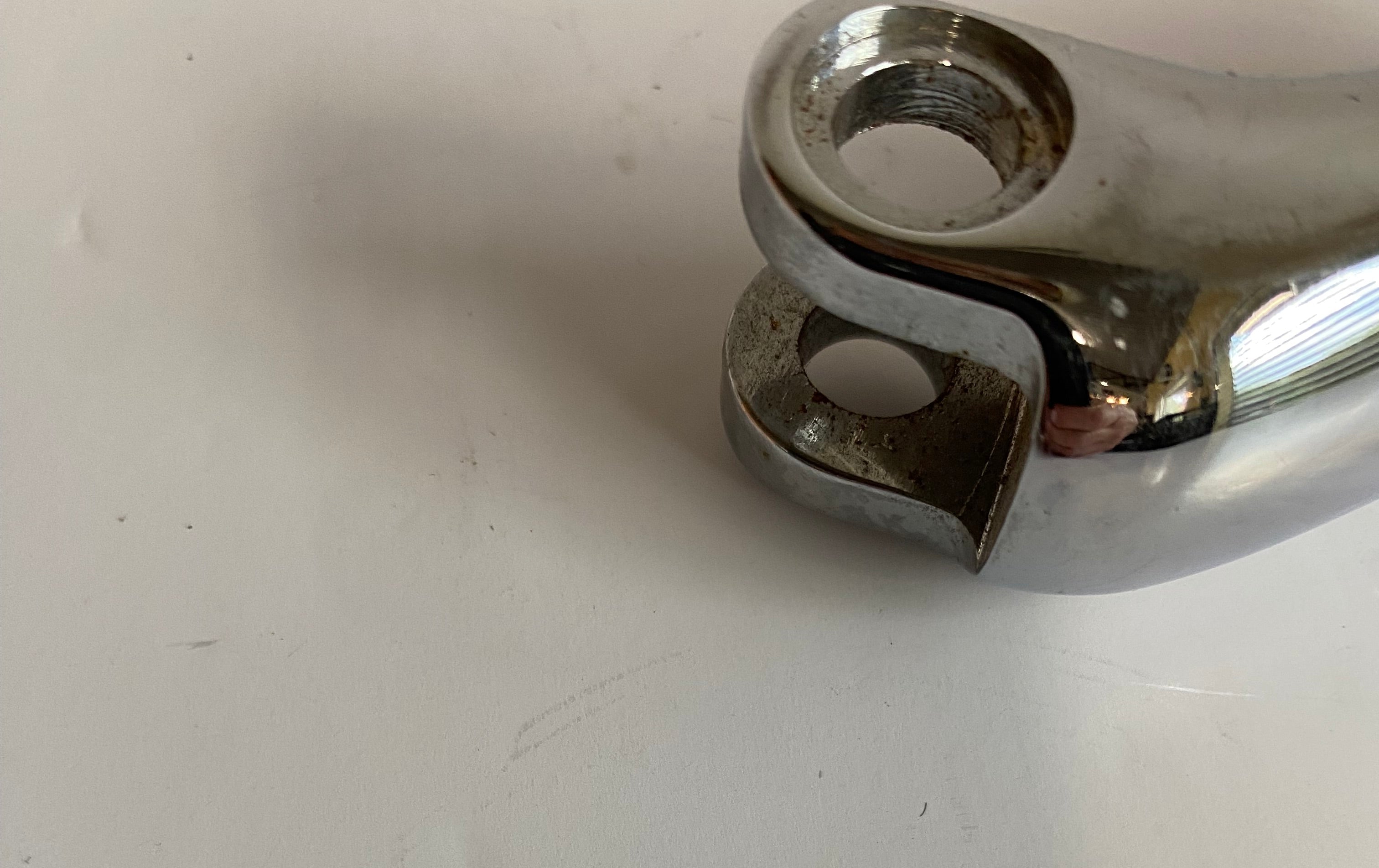 Support cale pied pilote gauche VRSC Harley Davidson REF OEM 50274-02A