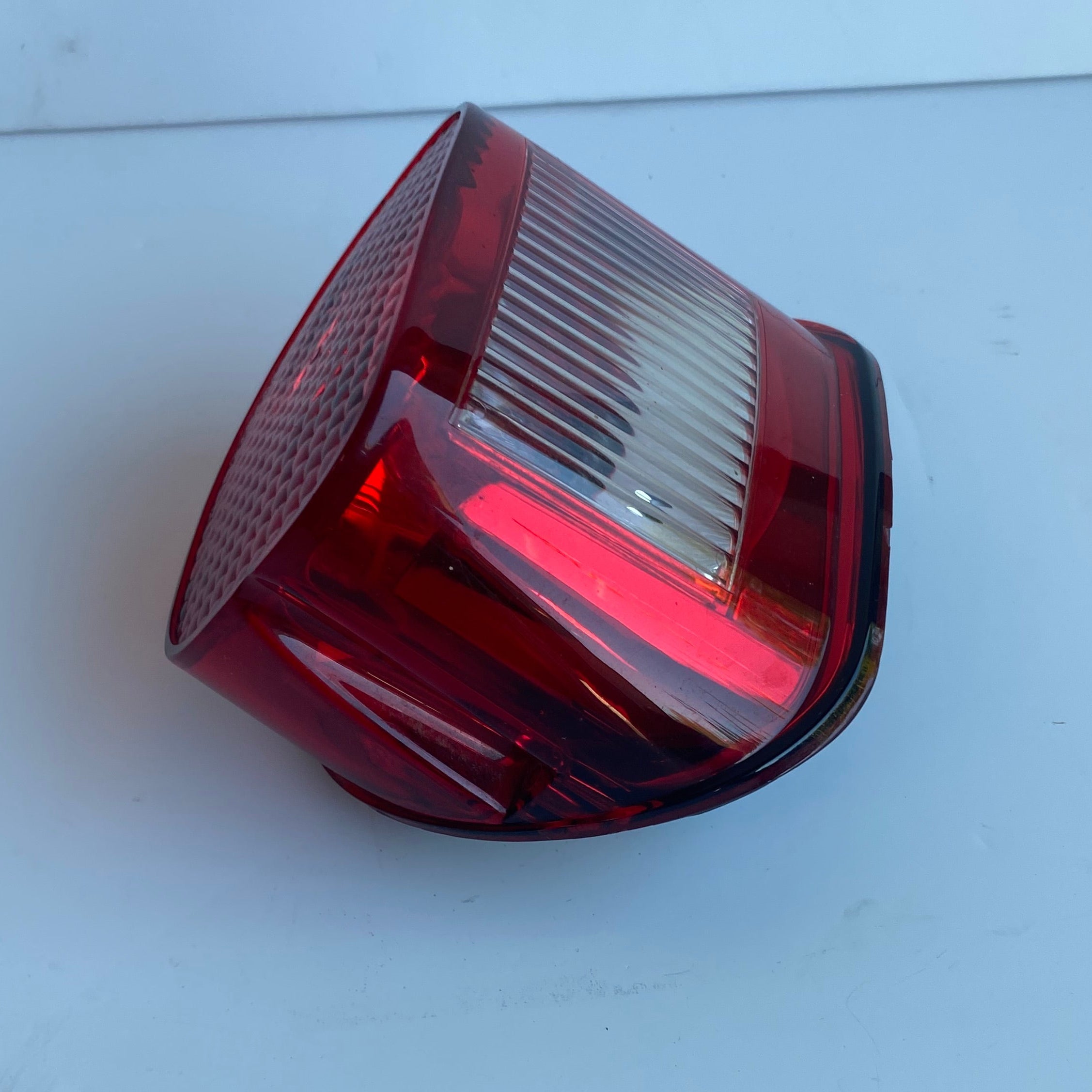 Cabochon de feu arrière Harley Davidson REF OEM : 68141-04