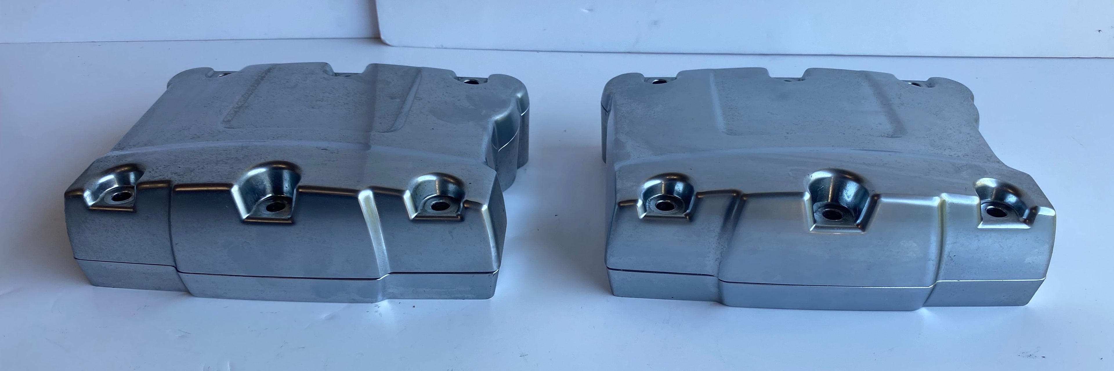 Jeu de caches culbuteurs Chrome Satin Softail Fat Boy Spécial Harley Davidson REF OEM 17587-10 & 17595-10