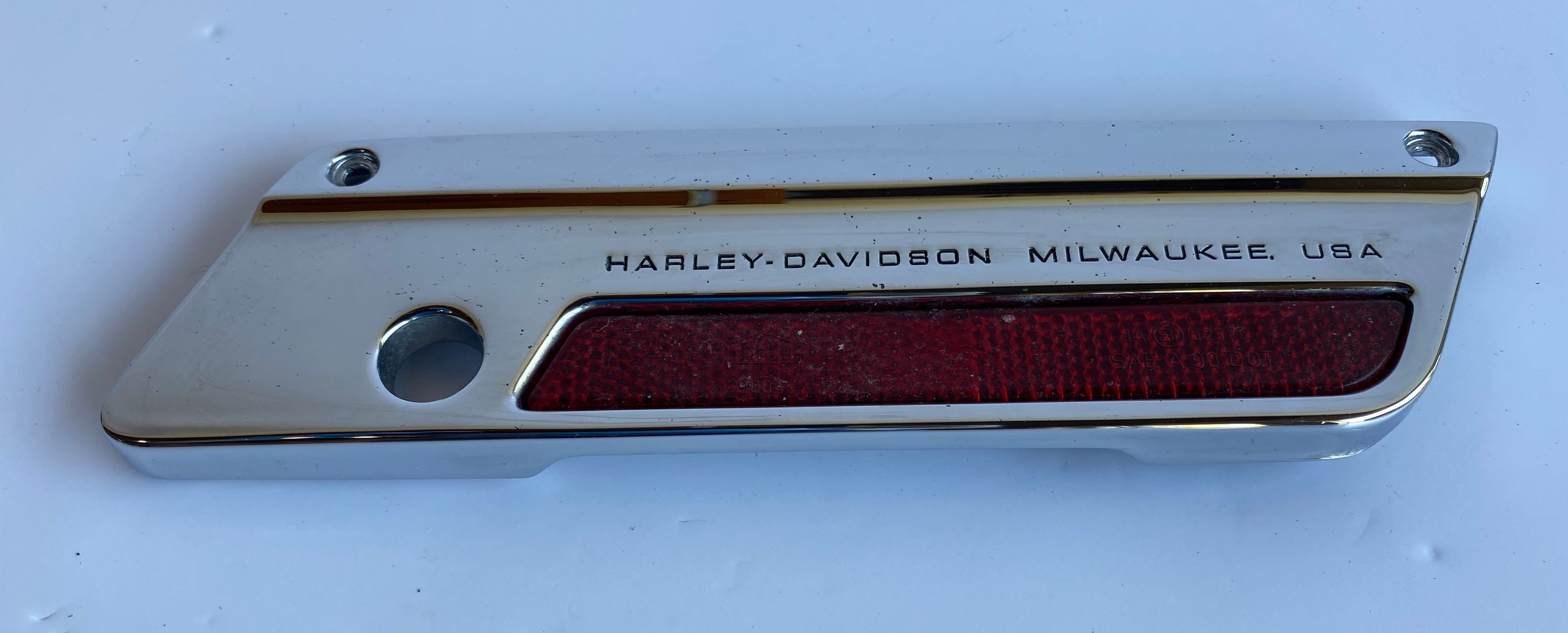 Cache charnière droite de sacoche Touring Harley Davidson REF OEM 90601-93
