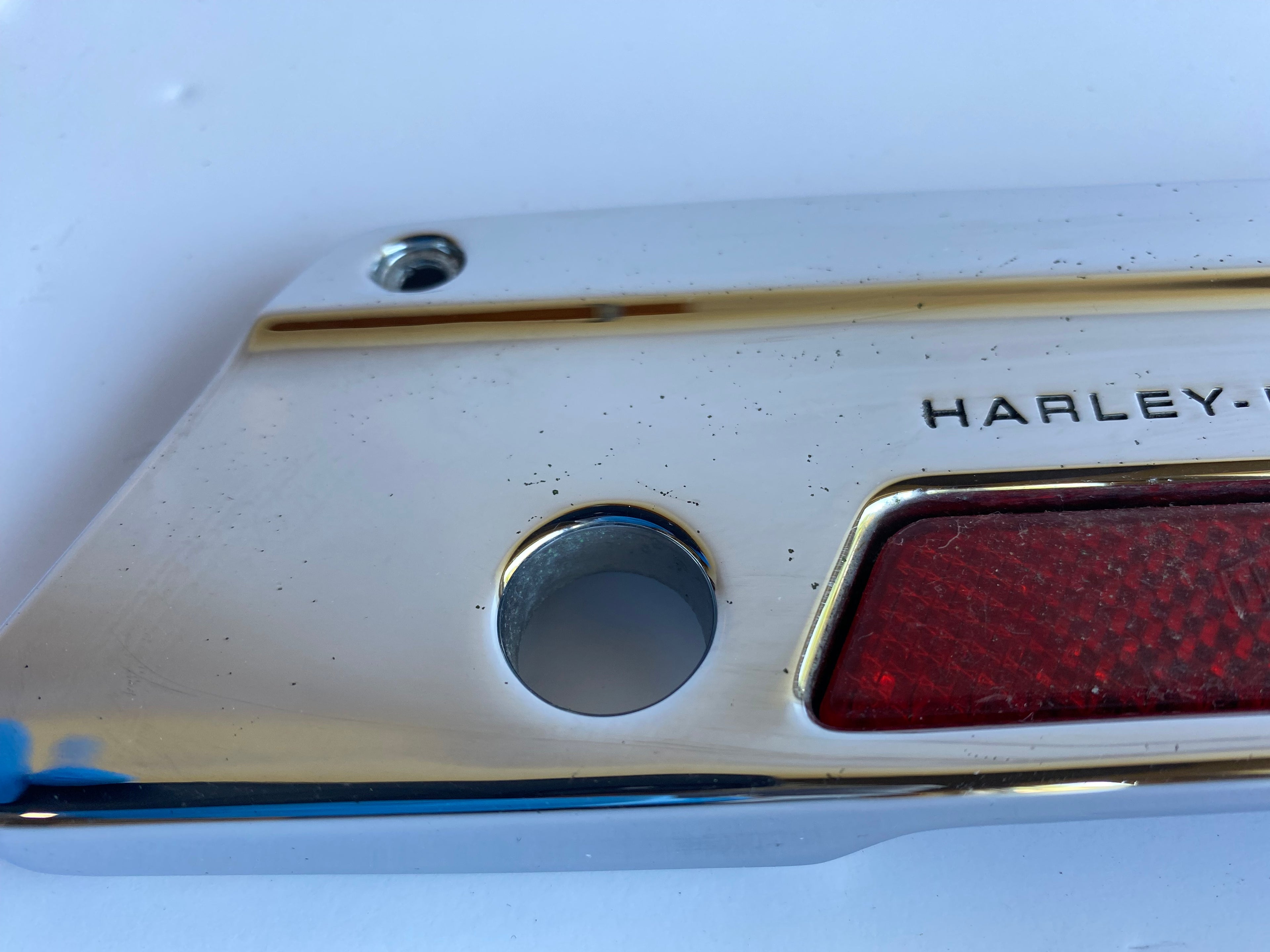 Cache charnière droite de sacoche Touring Harley Davidson REF OEM 90601-93