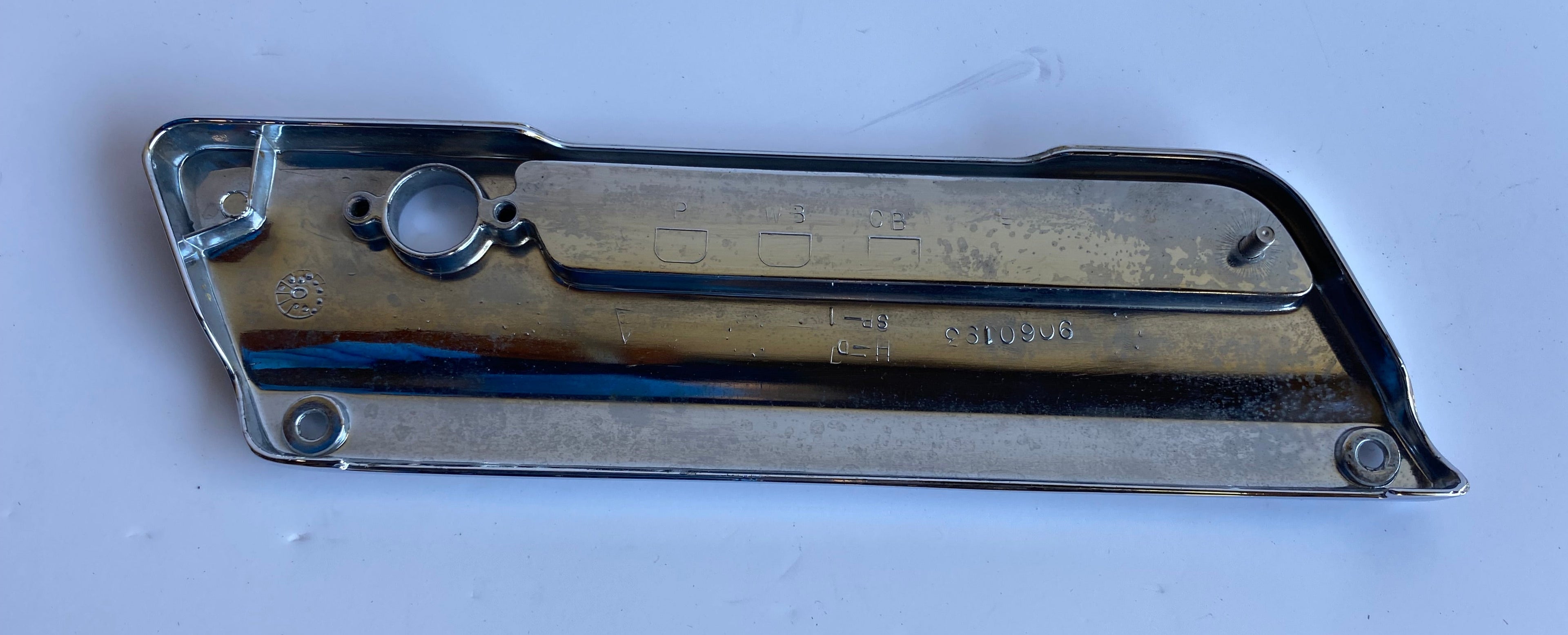 Cache charnière droite de sacoche Touring Harley Davidson REF OEM 90601-93