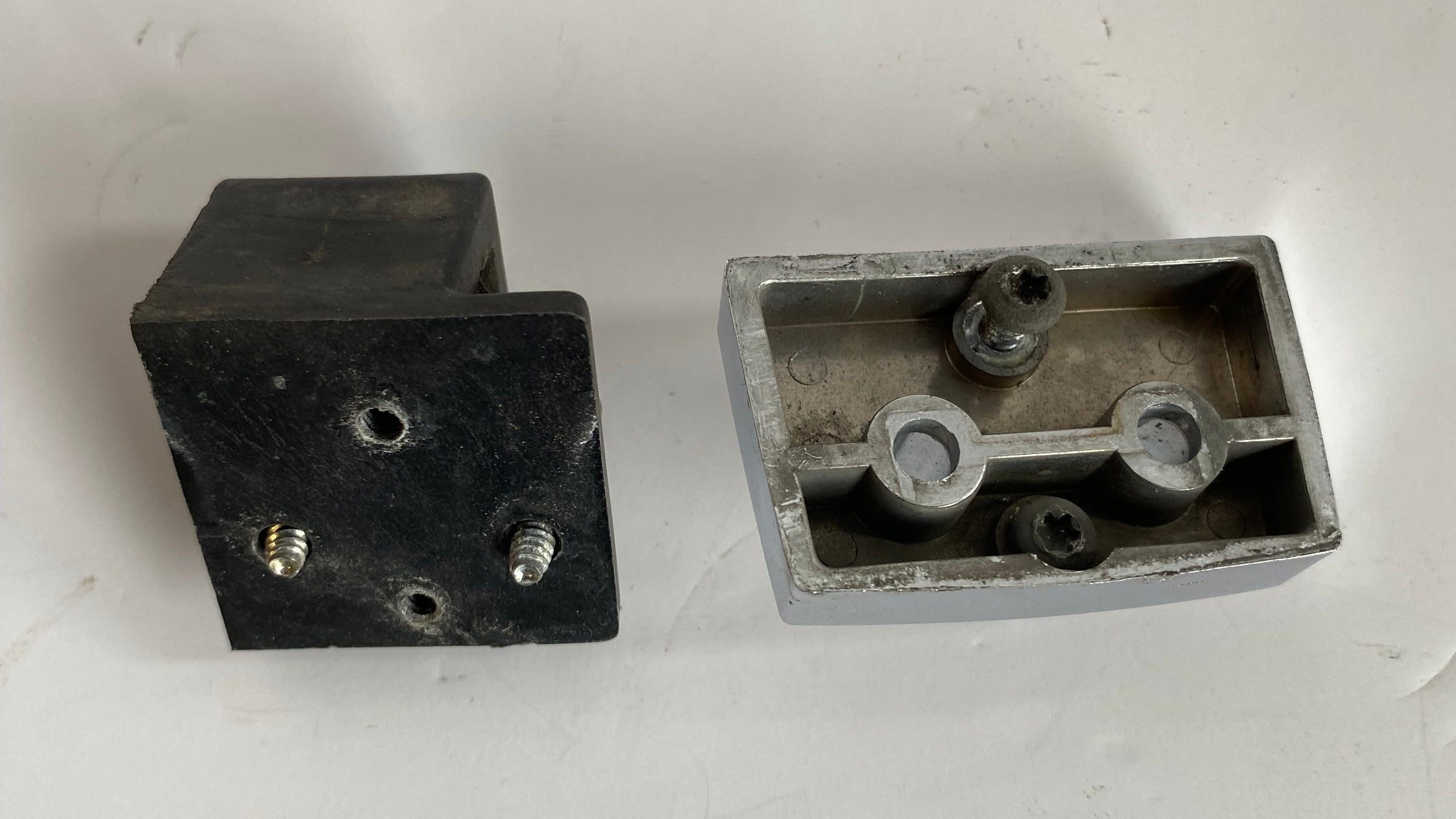 verrouillage sacoche touring Harley Davidson REF OEM 53615-85A & 53616-85