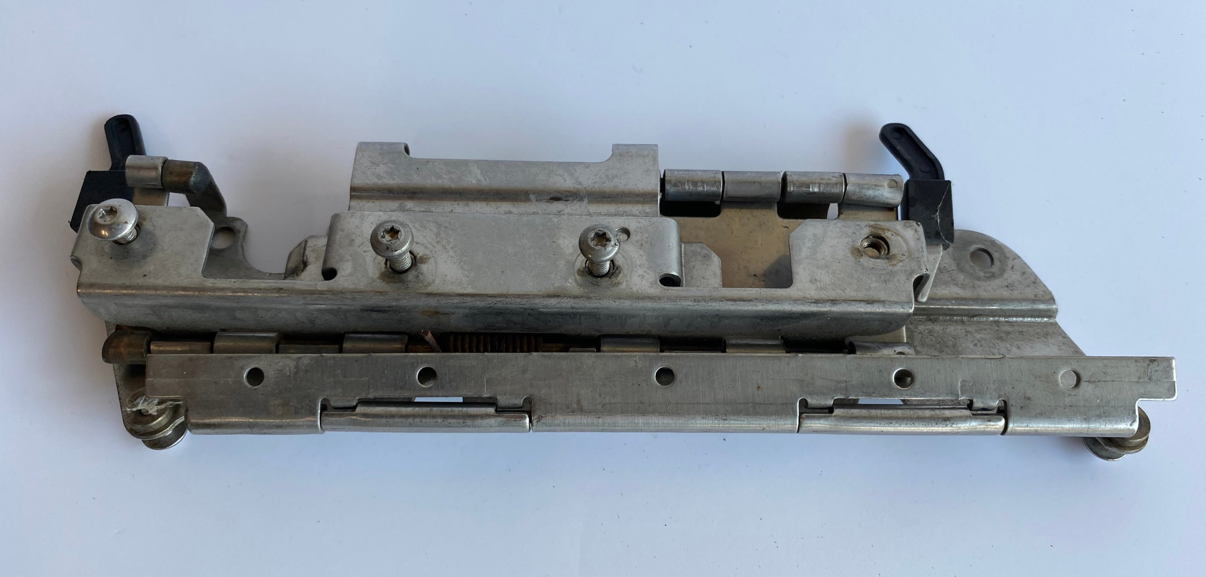 Charnière droite de sacoche Touring Harley Davidson REF OEM 90665-93