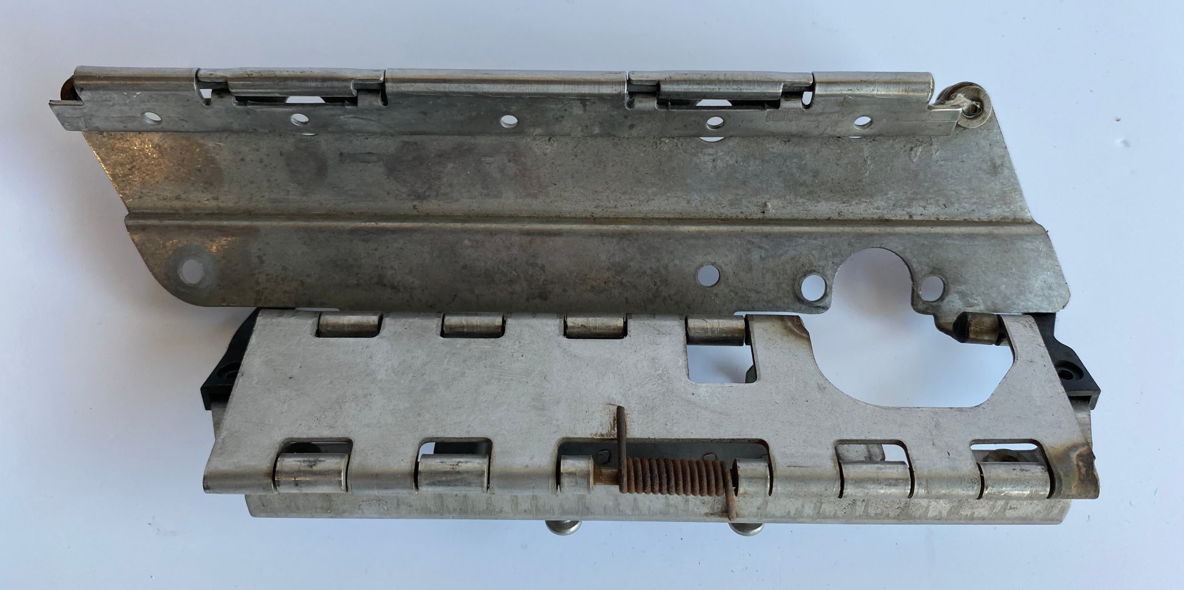 Charnière droite de sacoche Touring Harley Davidson REF OEM 90665-93
