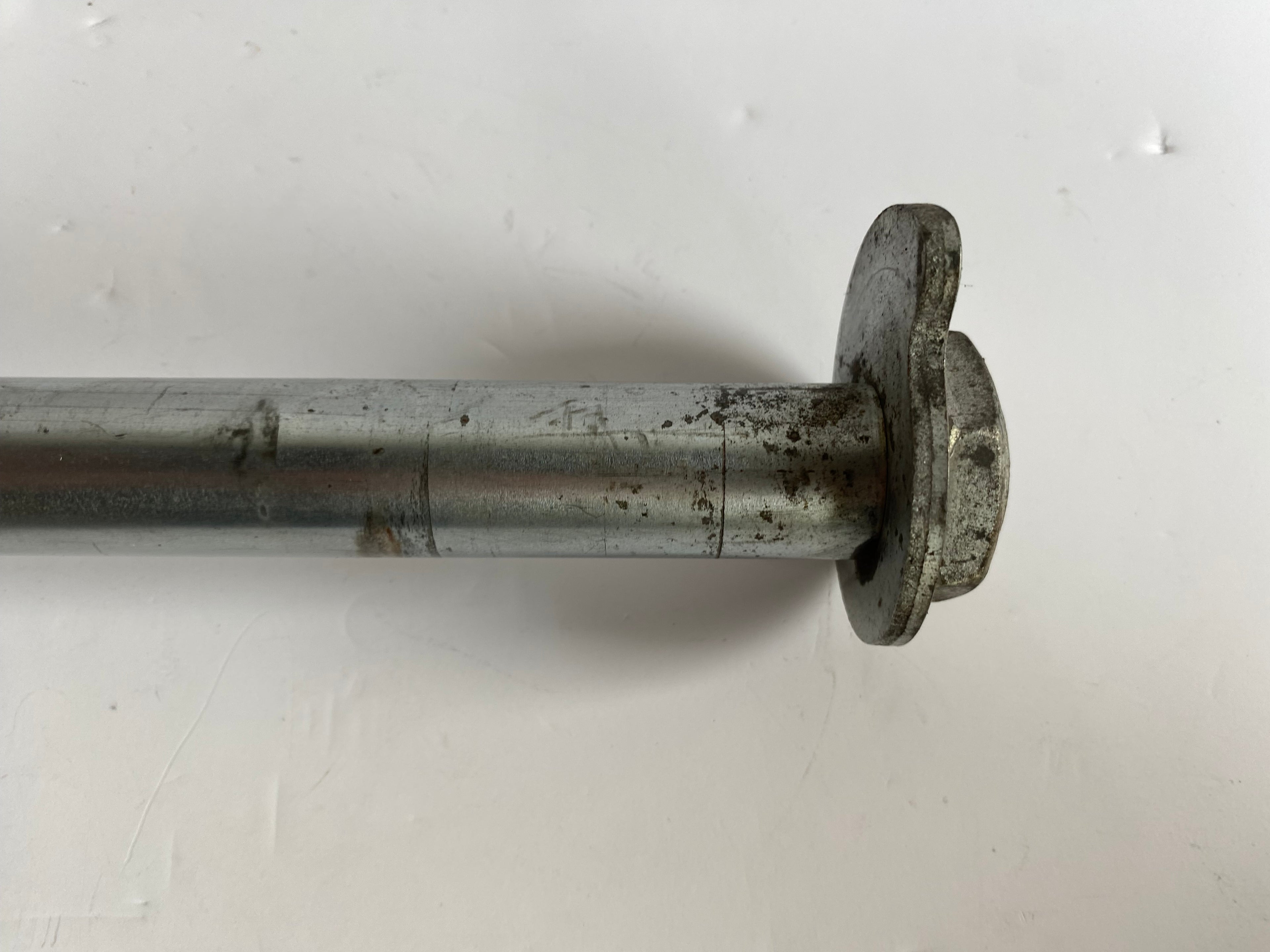 Axe de roue arrière 25,4 mm (1 pouce) Touring Harley Davidson REF OEM 41056-02