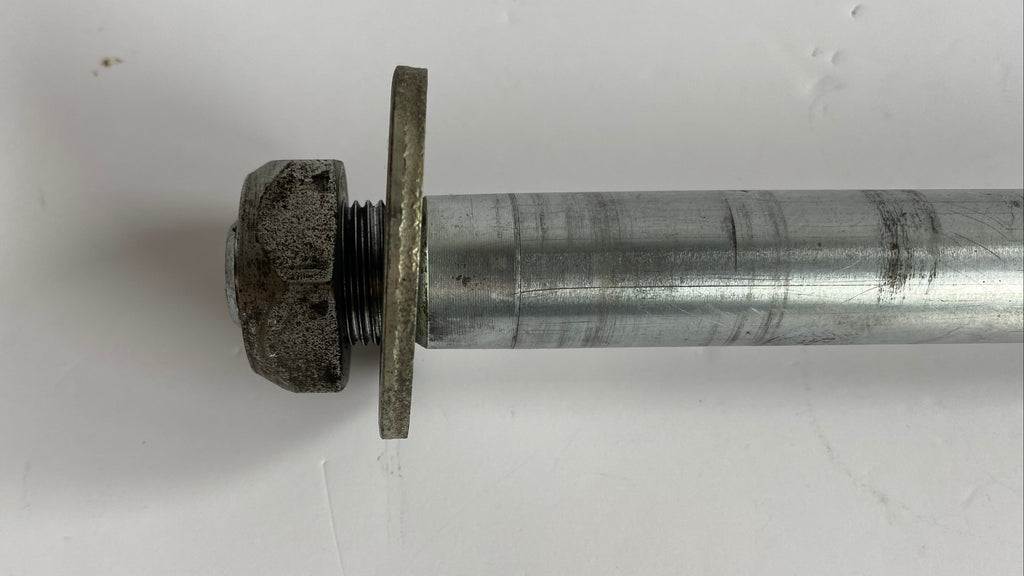 Axe de roue arrière 25,4 mm (1 pouce) Touring Harley Davidson REF OEM 41056-02