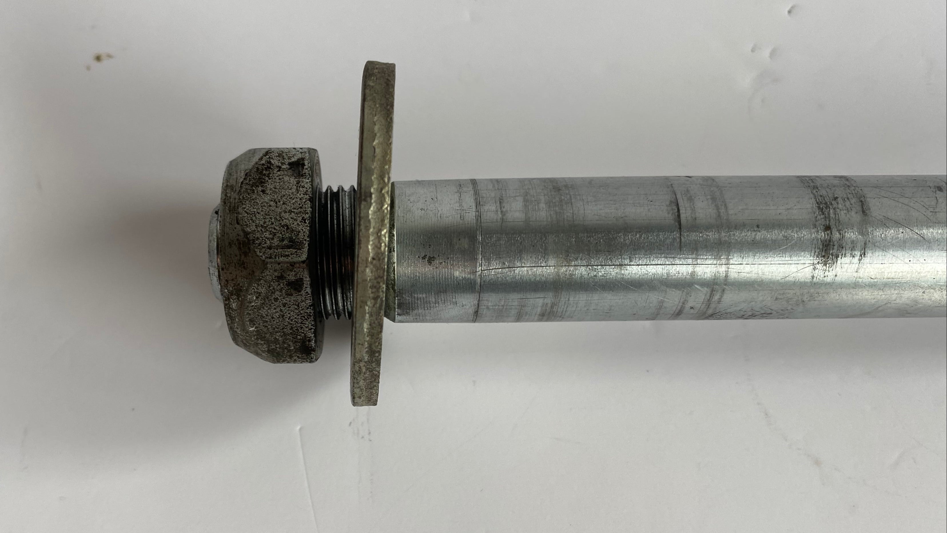 Axe de roue arrière 25,4 mm (1 pouce) Touring Harley Davidson REF OEM 41056-02