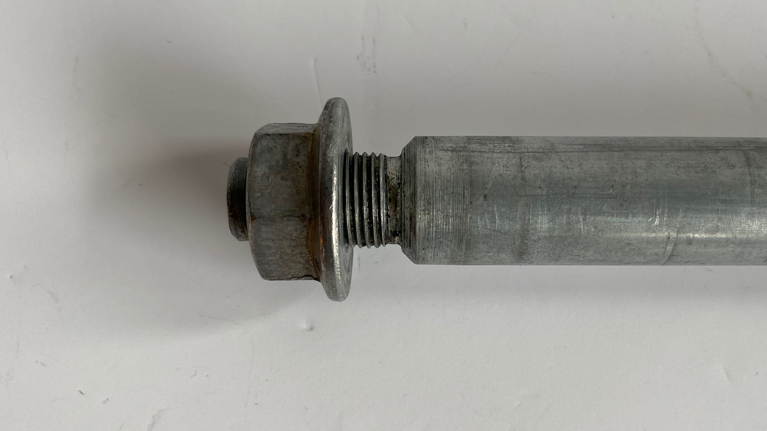 Axe de roue arrière 1 pouce Dyna Harley Davidson REF OEM 41114-06A