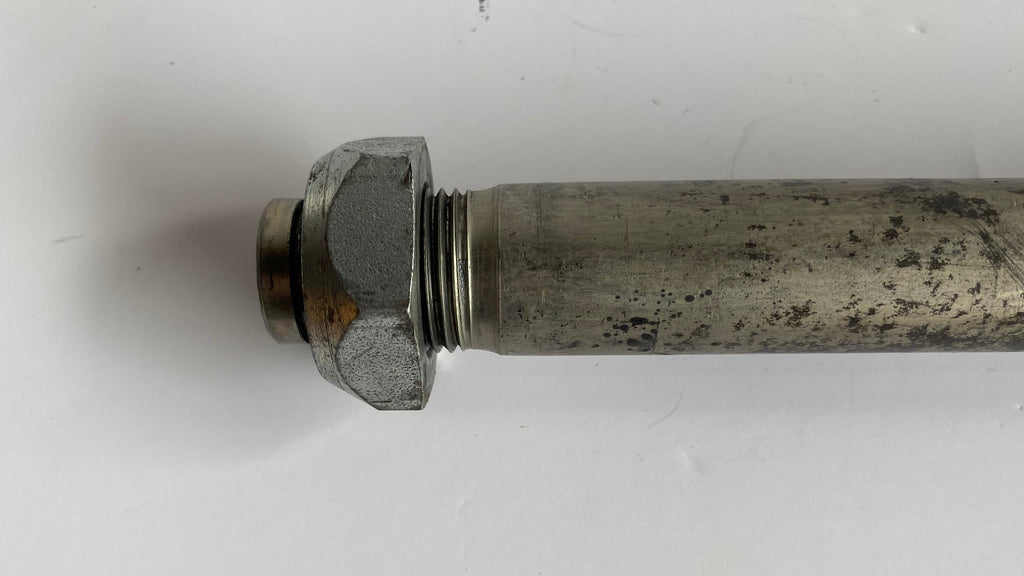 Axe de roue arrière diamètre 25 mm Dyna Harley Davidson REF 41114-08