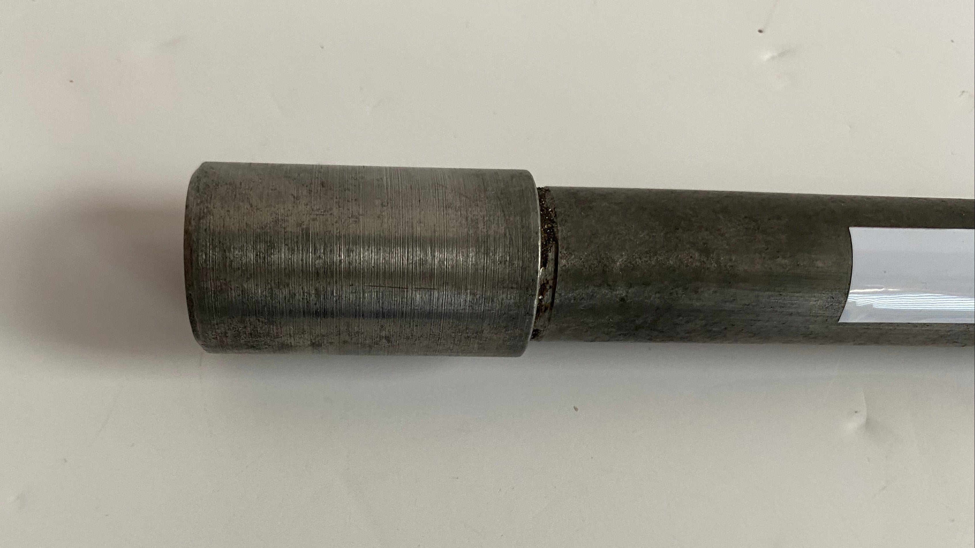 Axe de roue avant 24 cm Harley Davidson REF OEM 43883-84