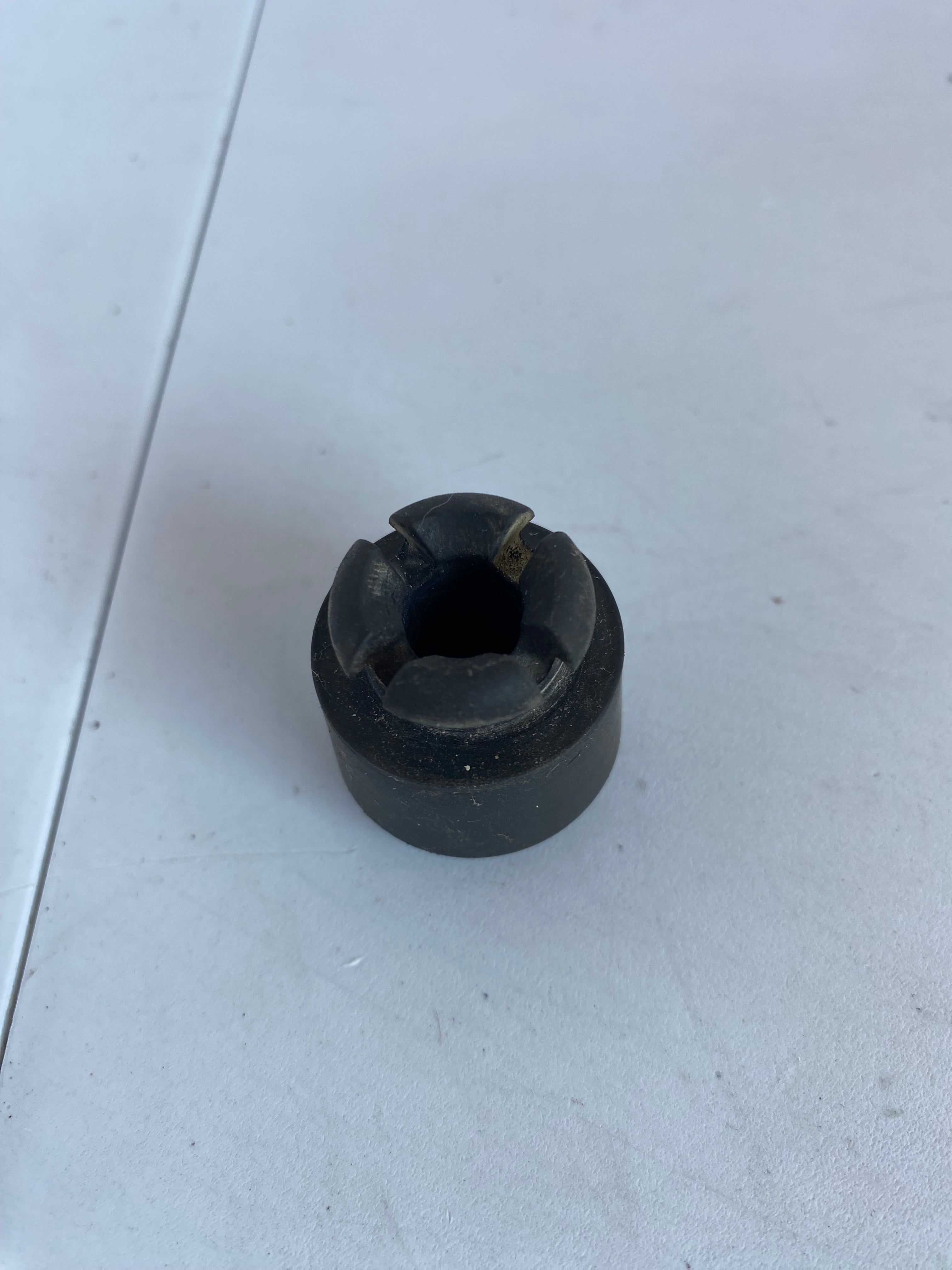 Caoutchouc fixation selle Softail Rocker Harley Davidson REF OEM 11669