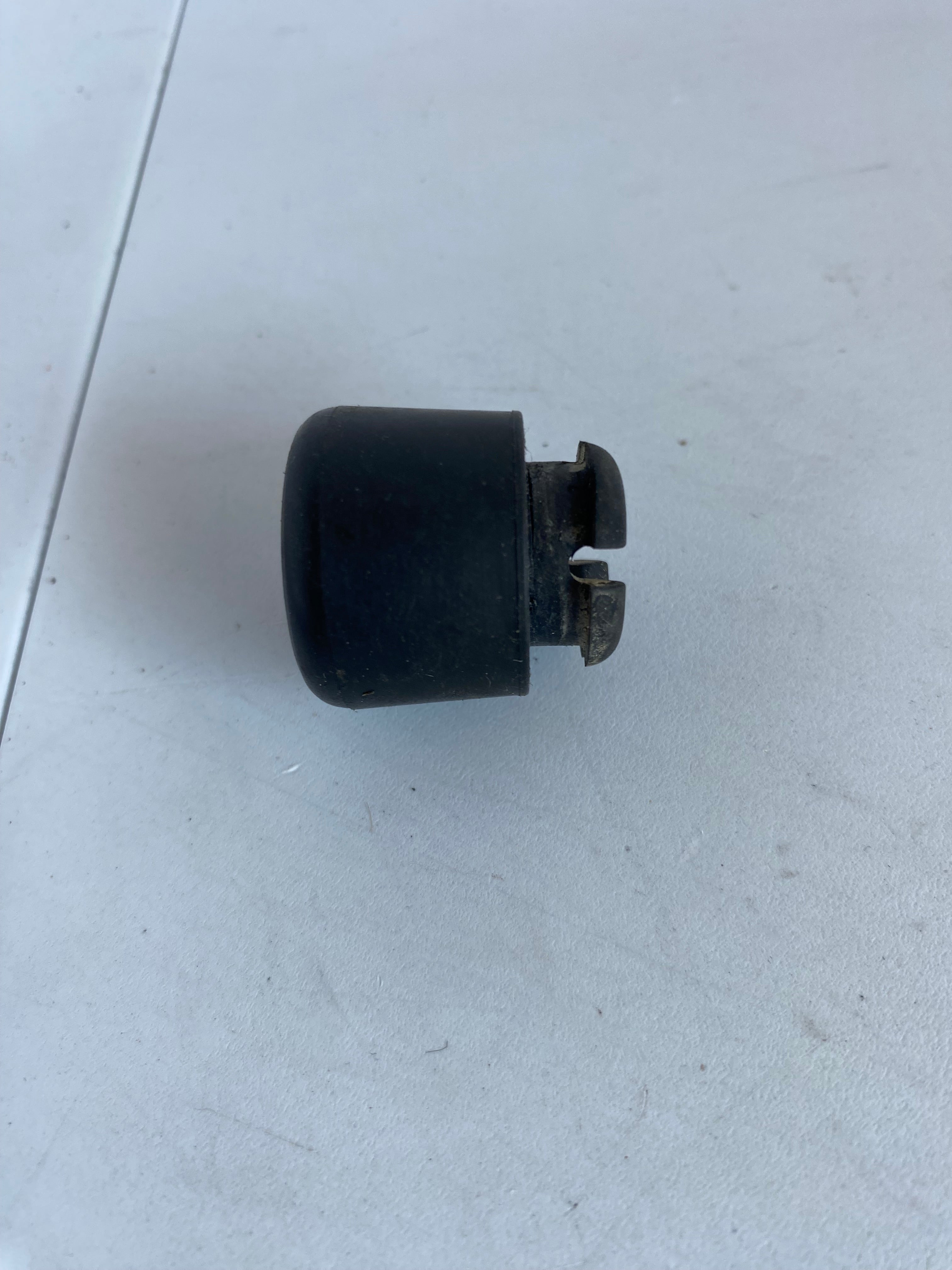 Caoutchouc fixation selle Softail Rocker Harley Davidson REF OEM 11669