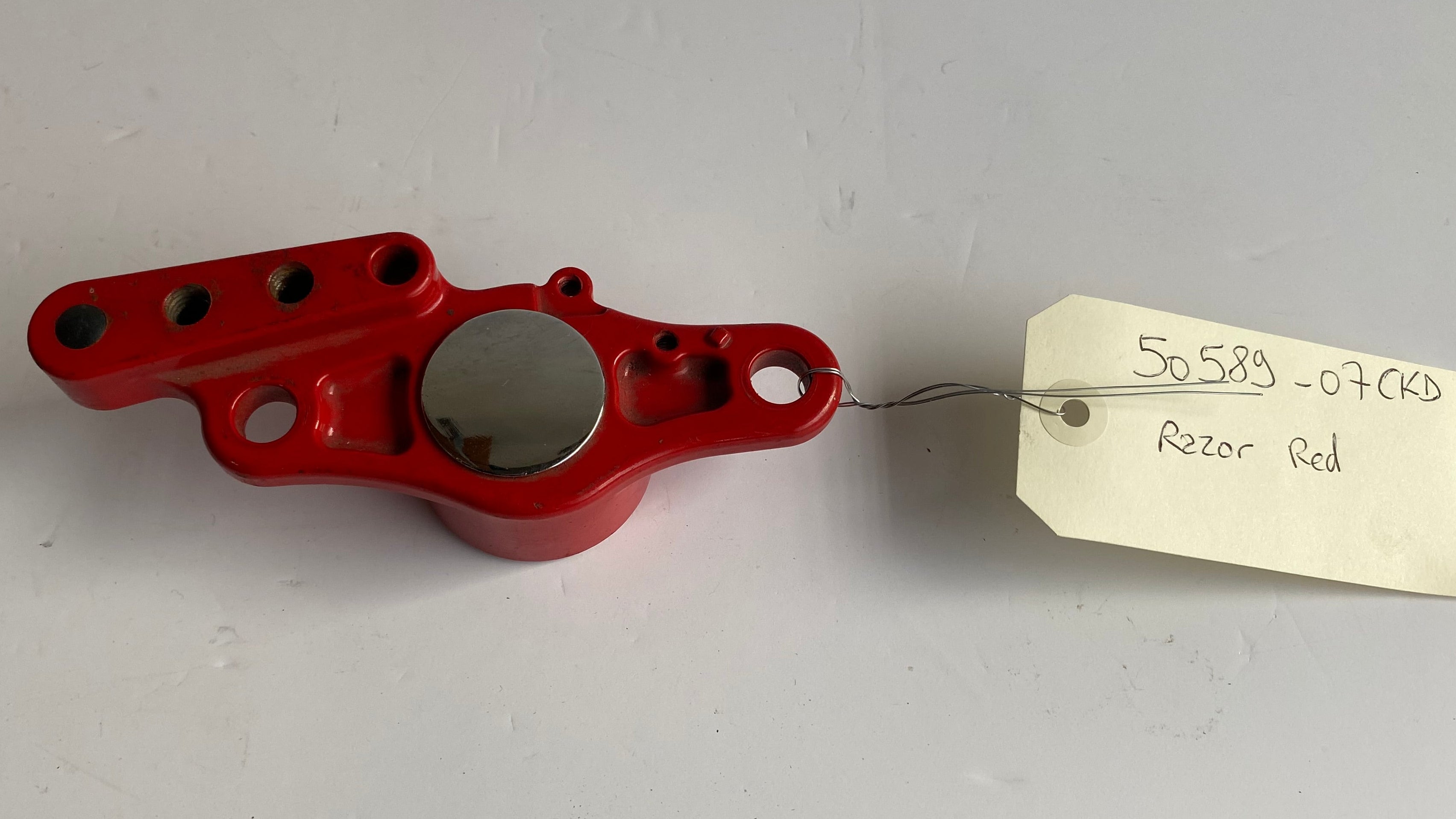 Support de silent bloc moteur arrière droit Harley Davidson REF OEM 50589-07CKD