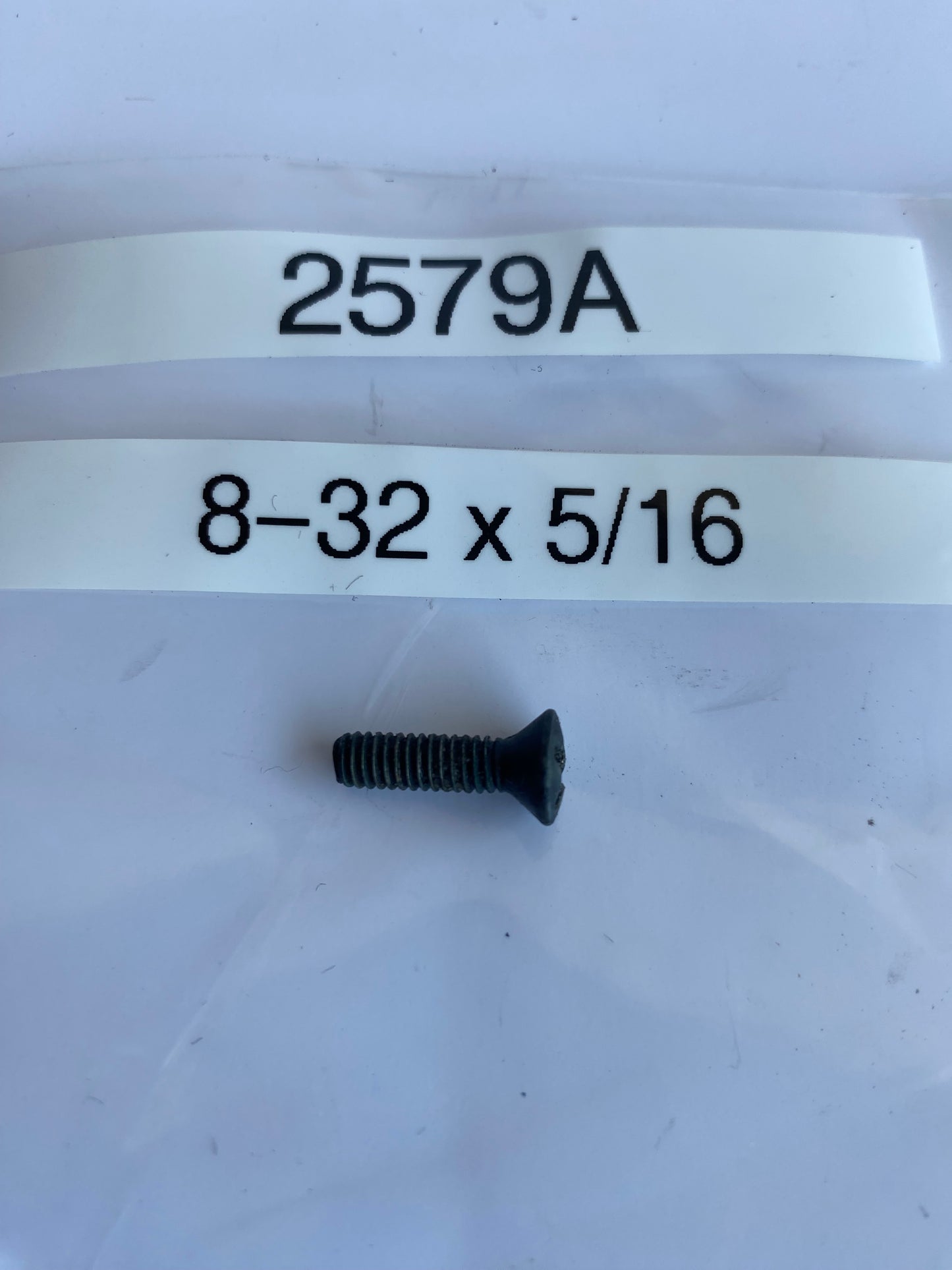 Vis couvercle maitre-cylindre frein 8-32 x 5/16 Harley Davidson REF OEM 2579A