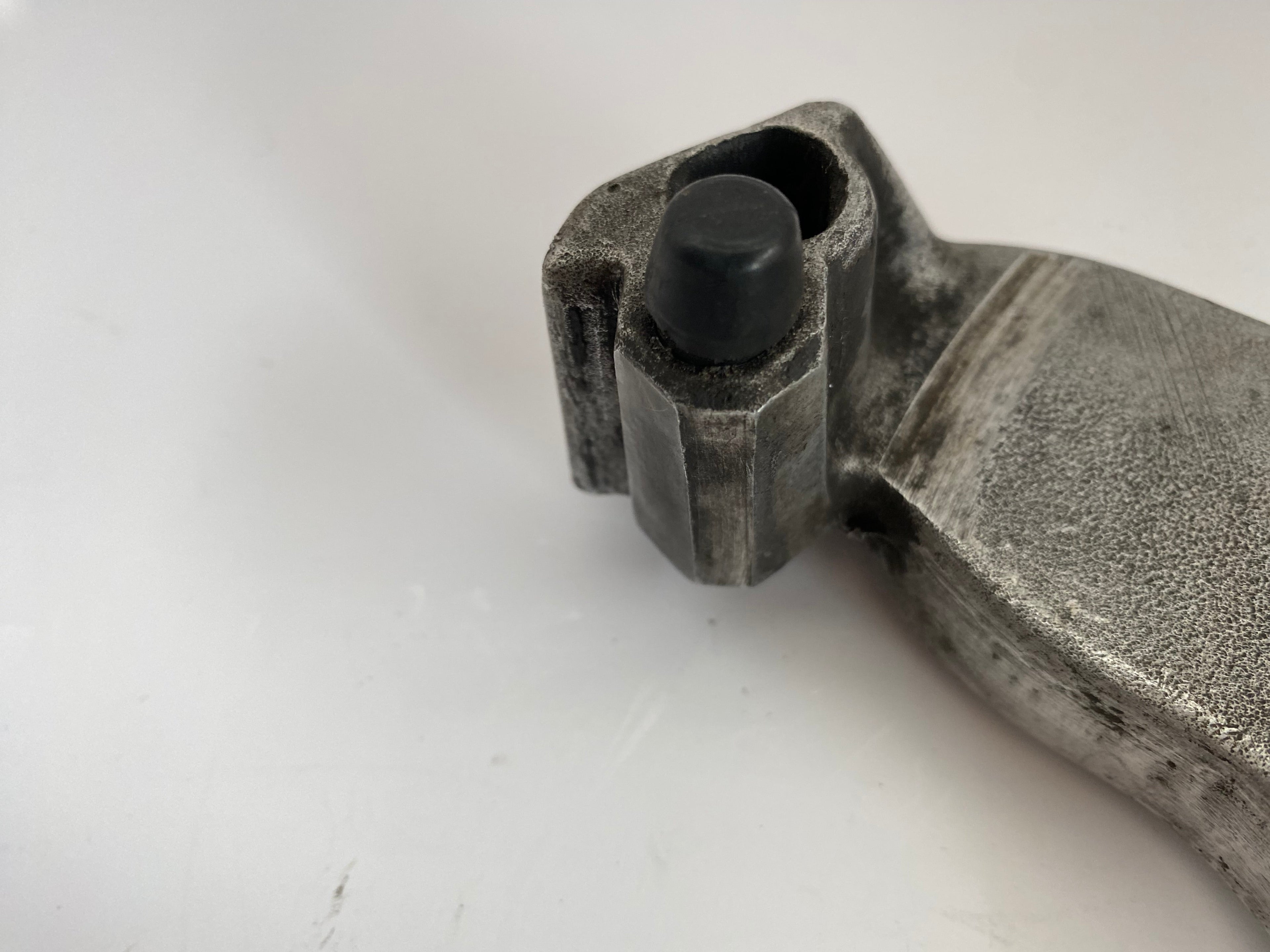 Support d'étrier de frein arrière Harley Davidson Softail REF OEM  44207-87