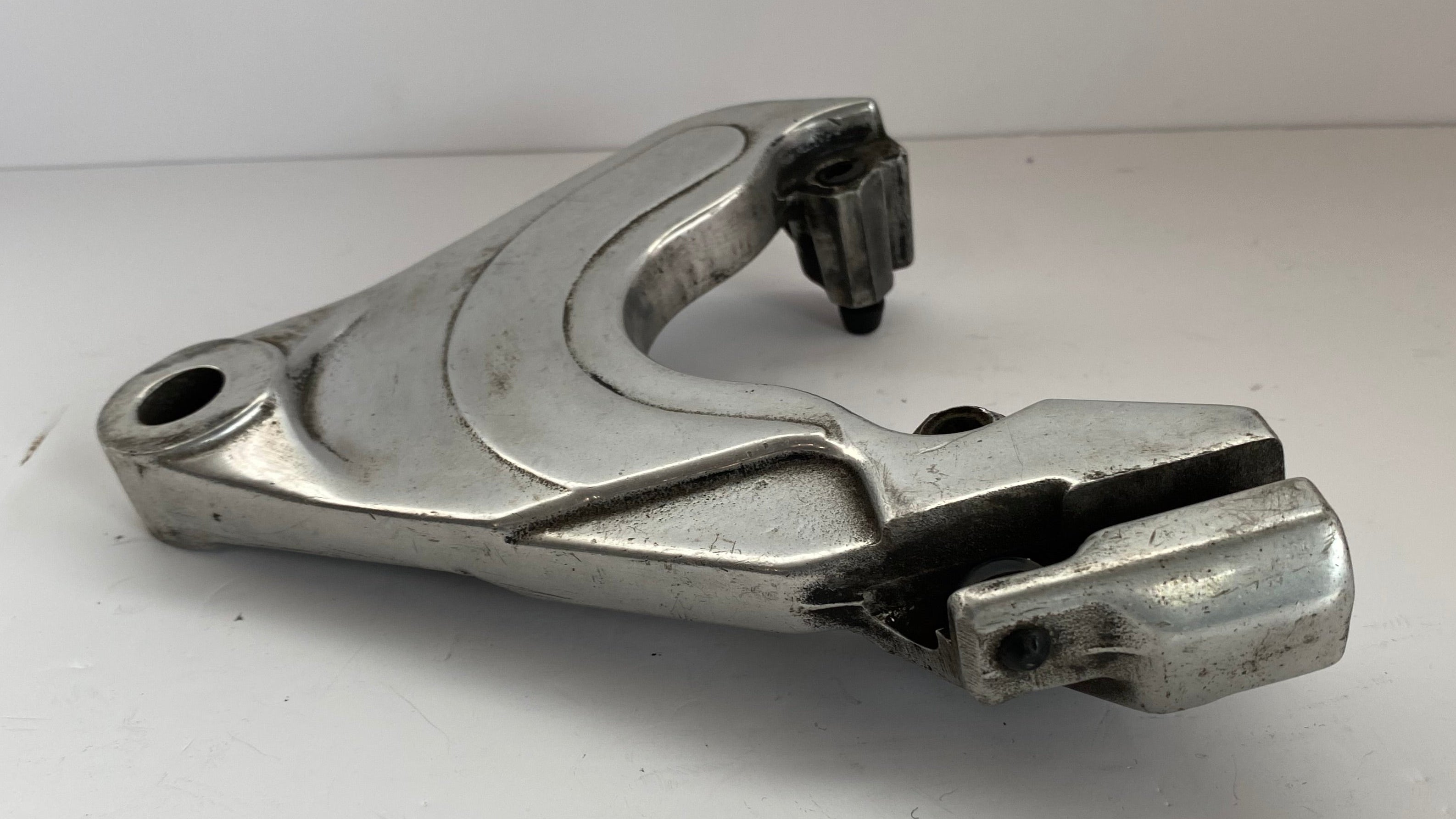 Support d'étrier de frein arrière Harley Davidson Softail REF OEM  44207-87