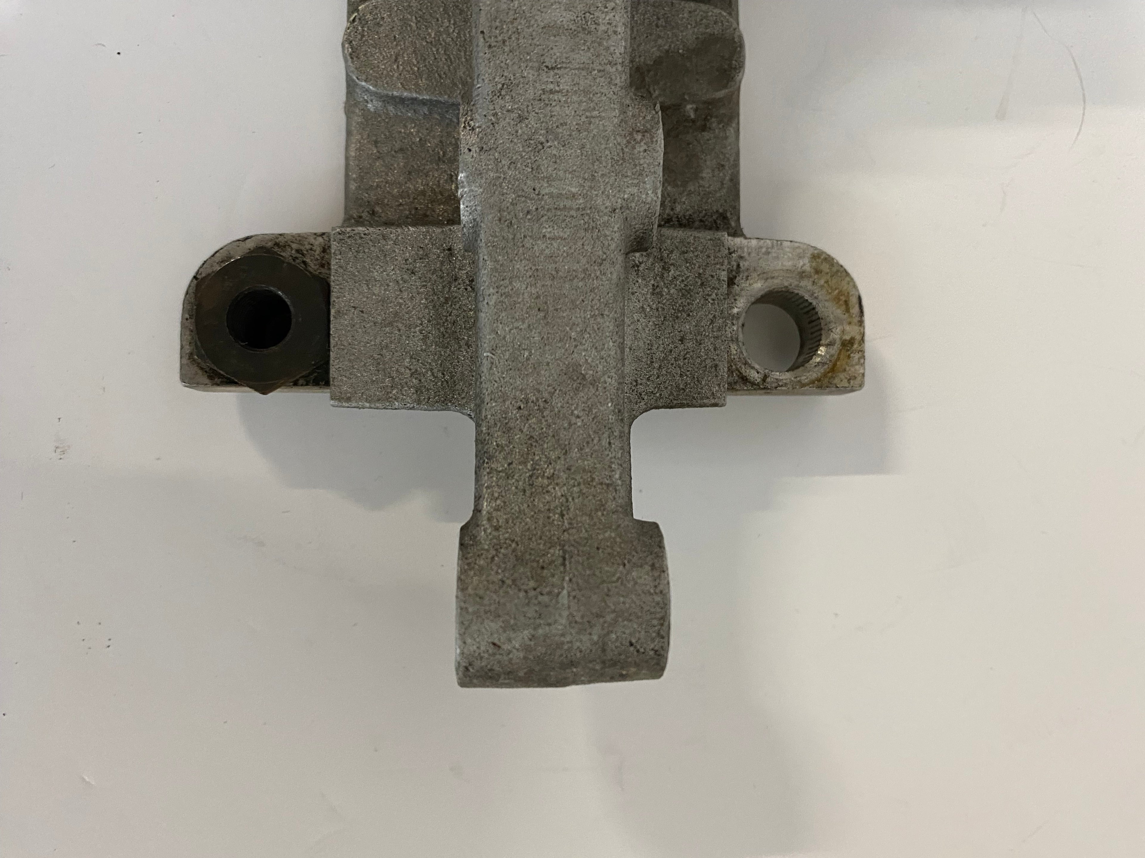 Support moteur inférieur arrière Sportster Harley Davidson REF OEM 16203-82A