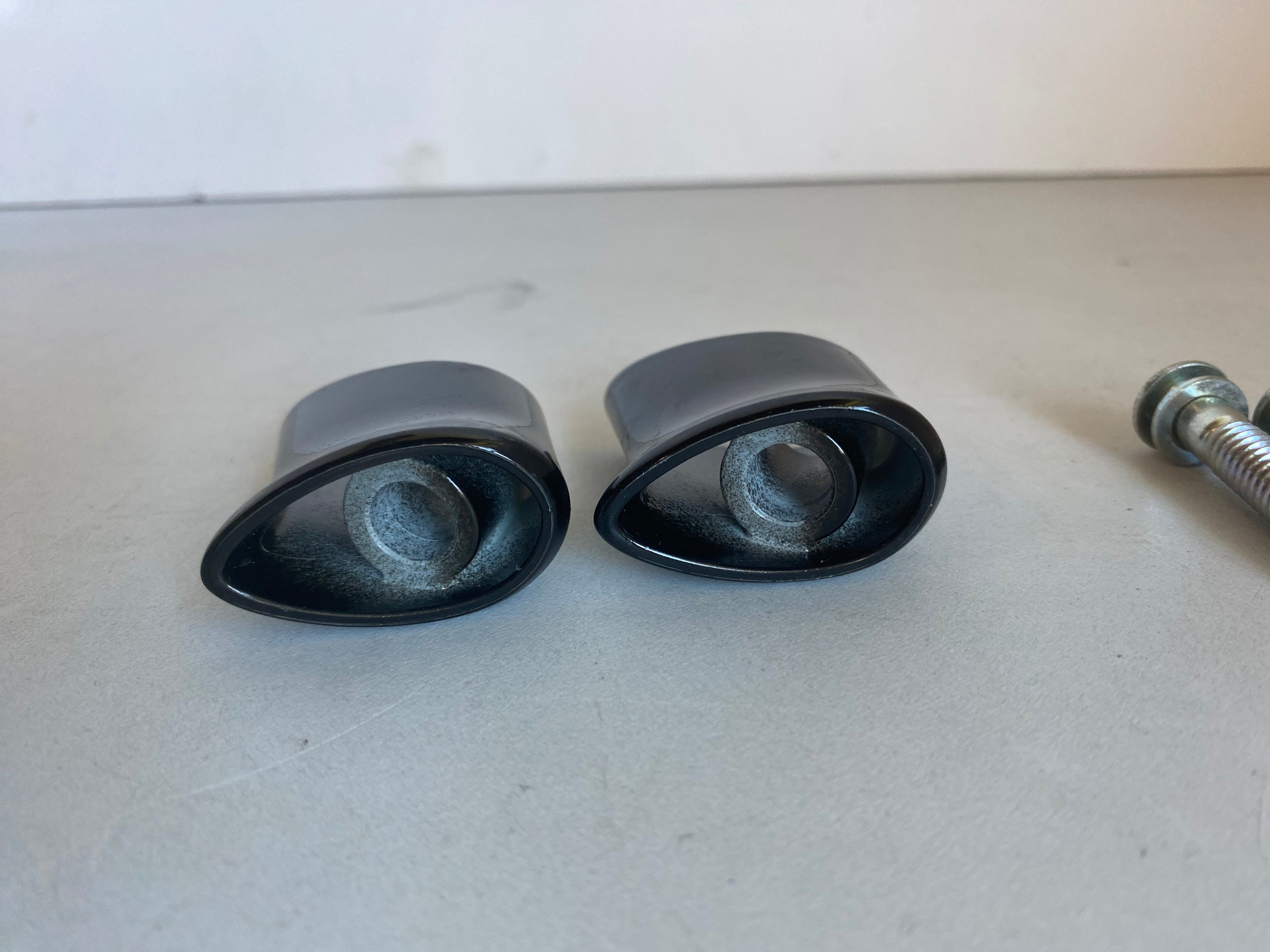 Jeu de 2 supports de clignotants arrière noirs Softail Harley Davidson REF OEM 69933-08