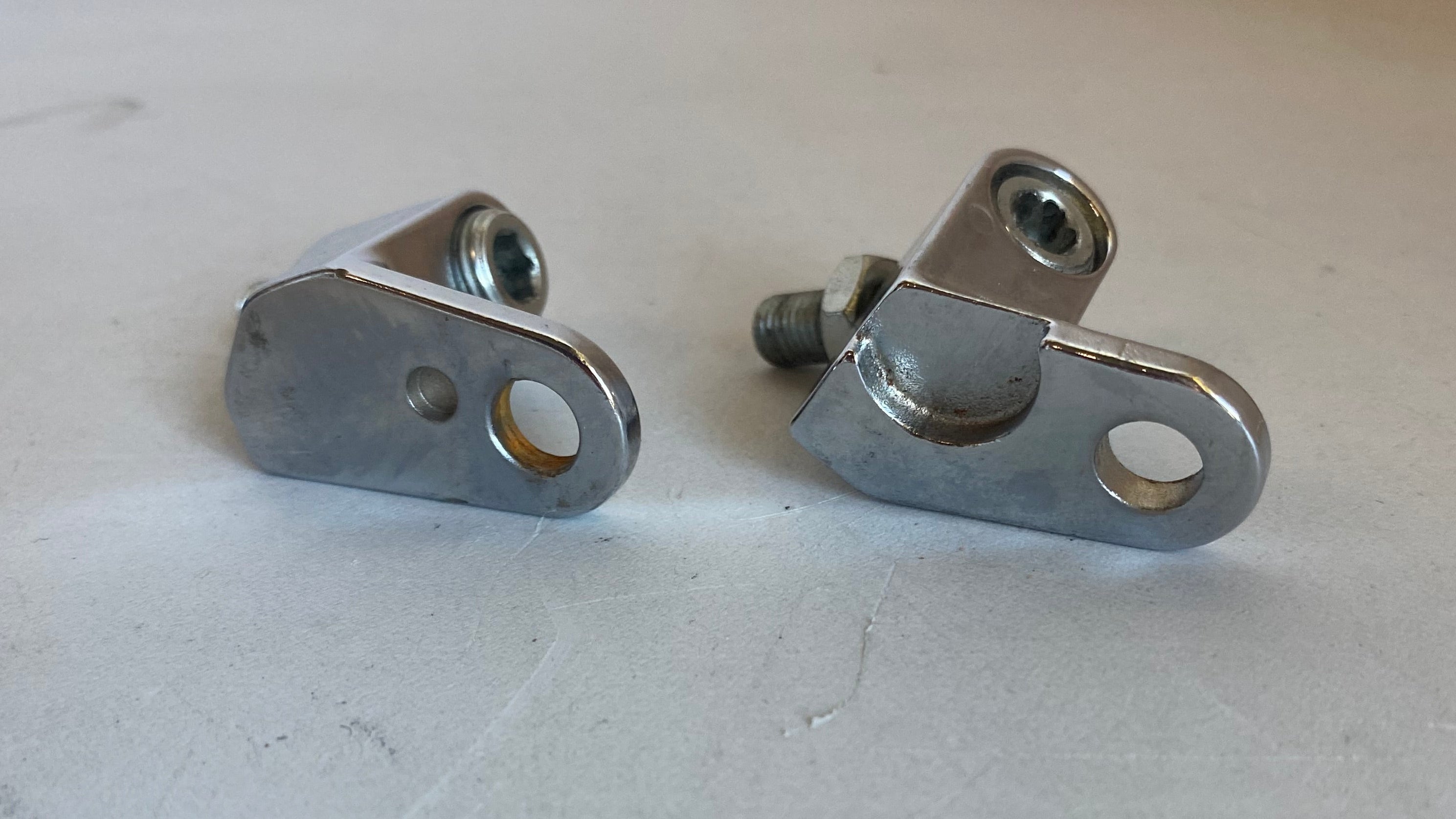 Jeu de supports de clignotants avants Softail CVO chromés Harley Davidson REF OEM 67315-03B & 67355-04A
